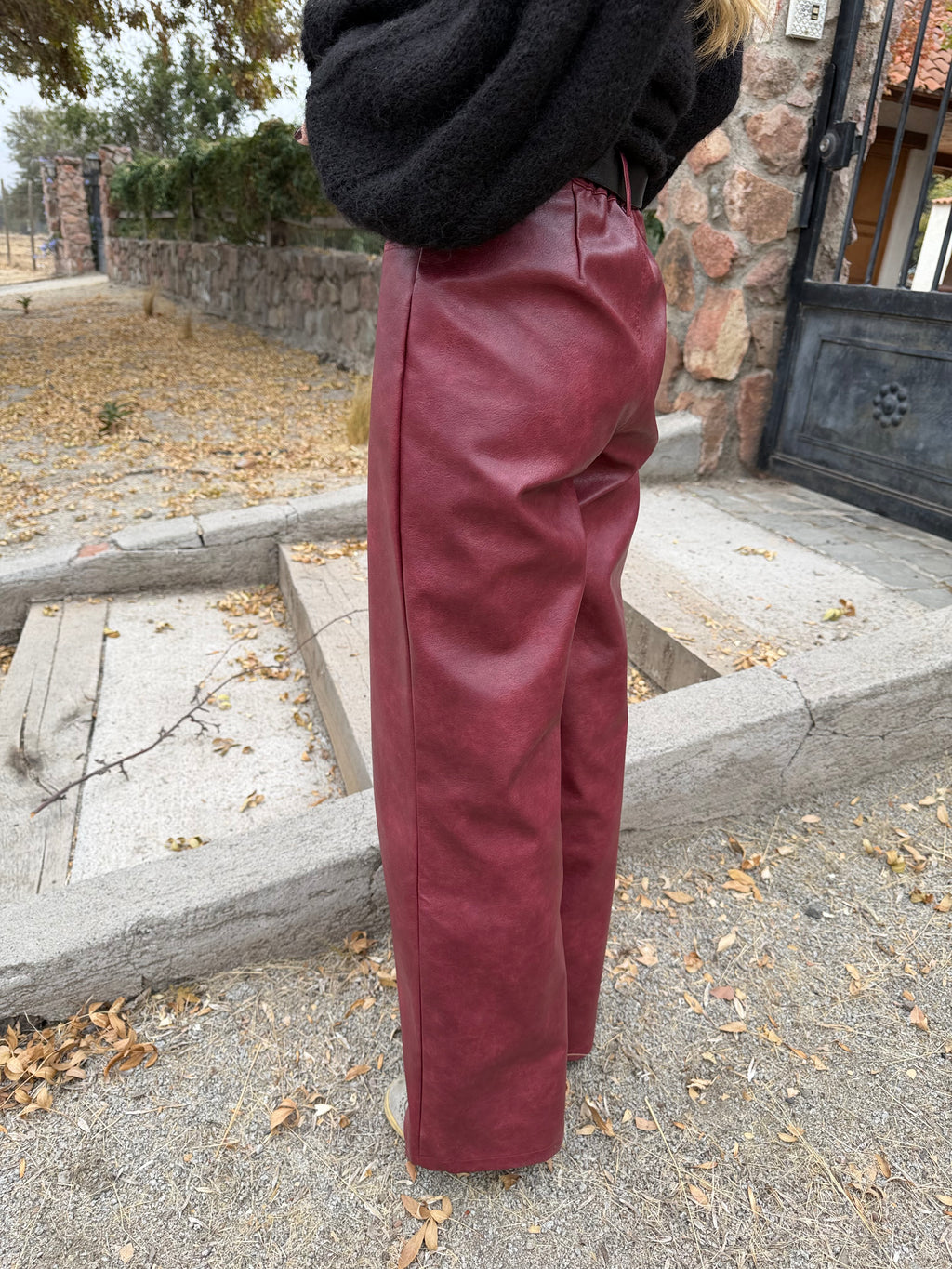Pantalón ecocuero desgastado premium opaco burdeo