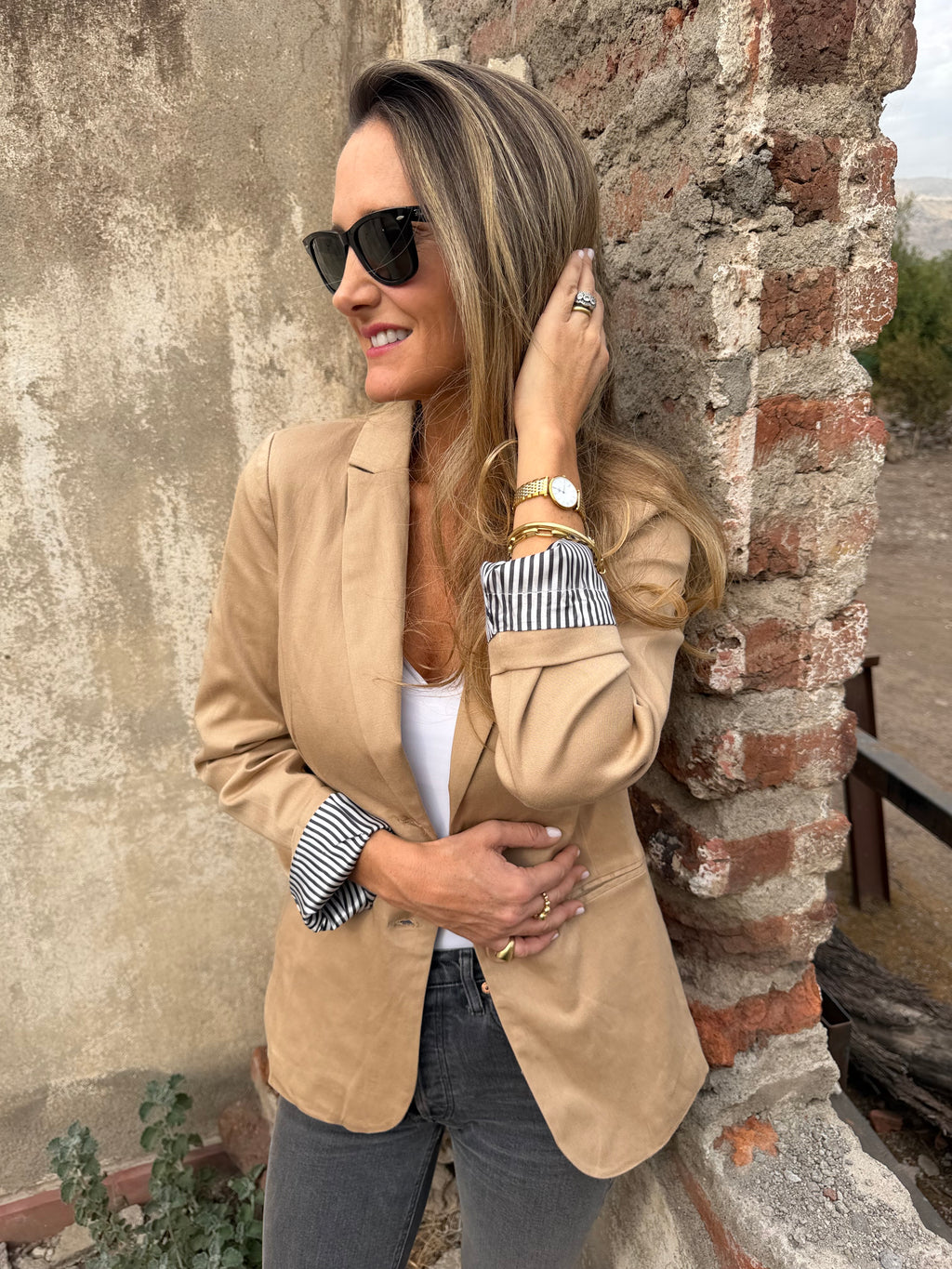 New blazer gabardina delgada con doblez rayado camel