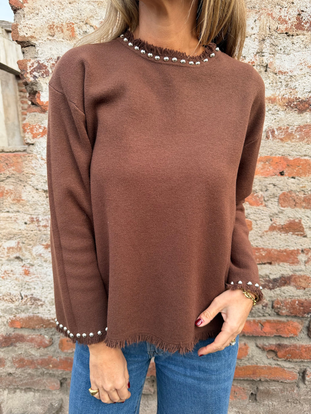 Chaleco tachas escote desflecado café