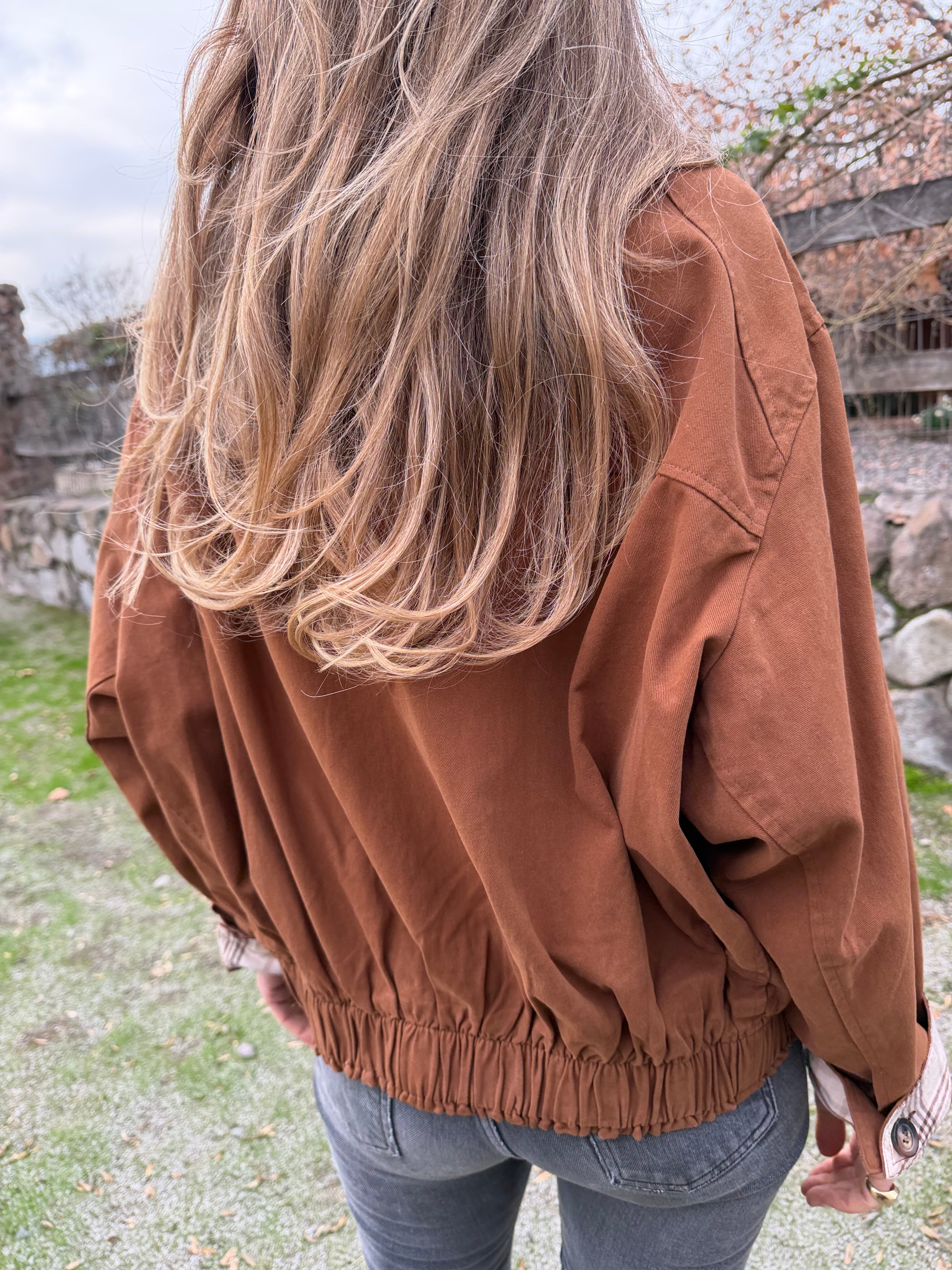 Bomber gabardina detalle escocés terracota