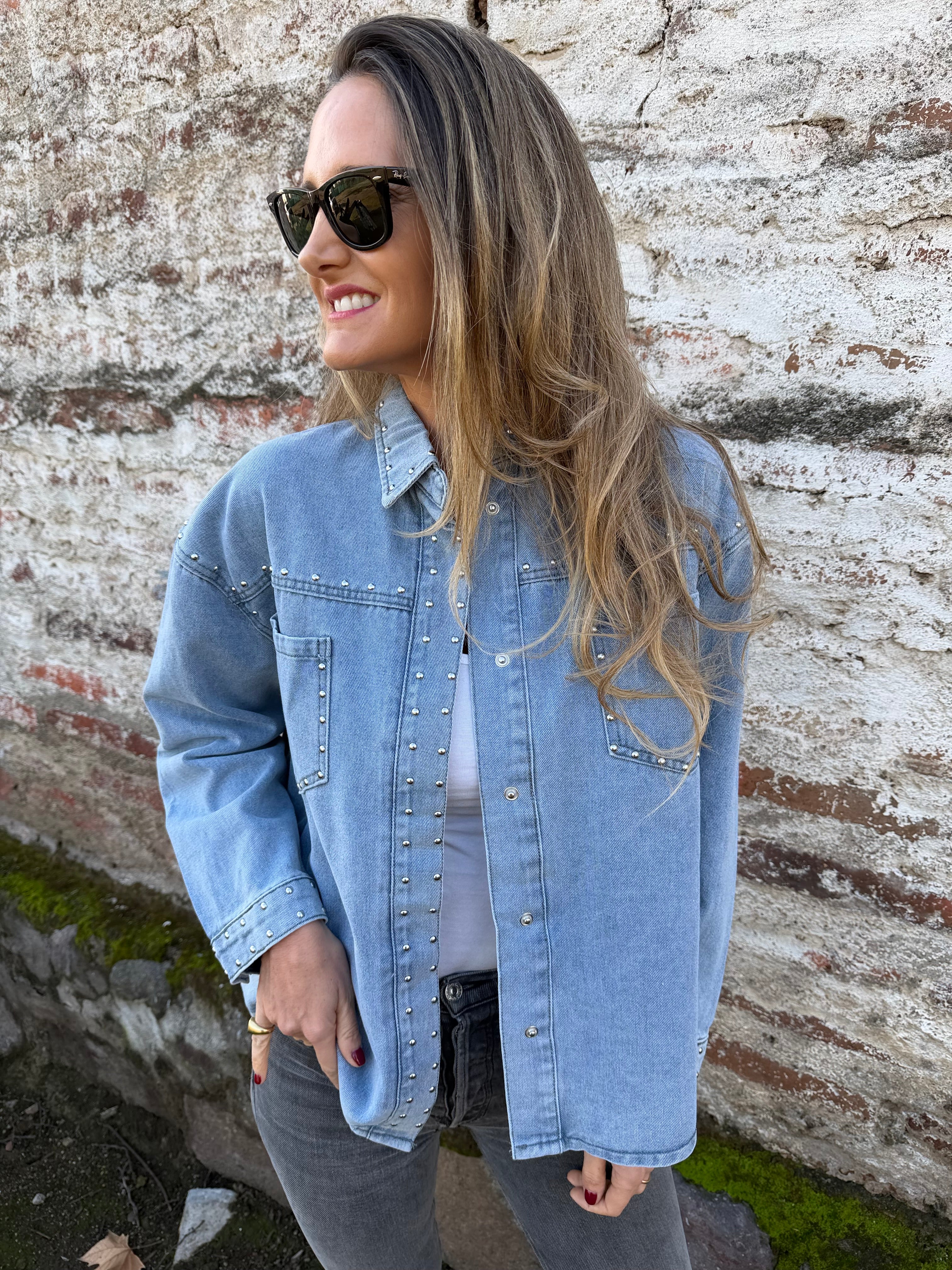 Chaqueta bluejean tachas celeste