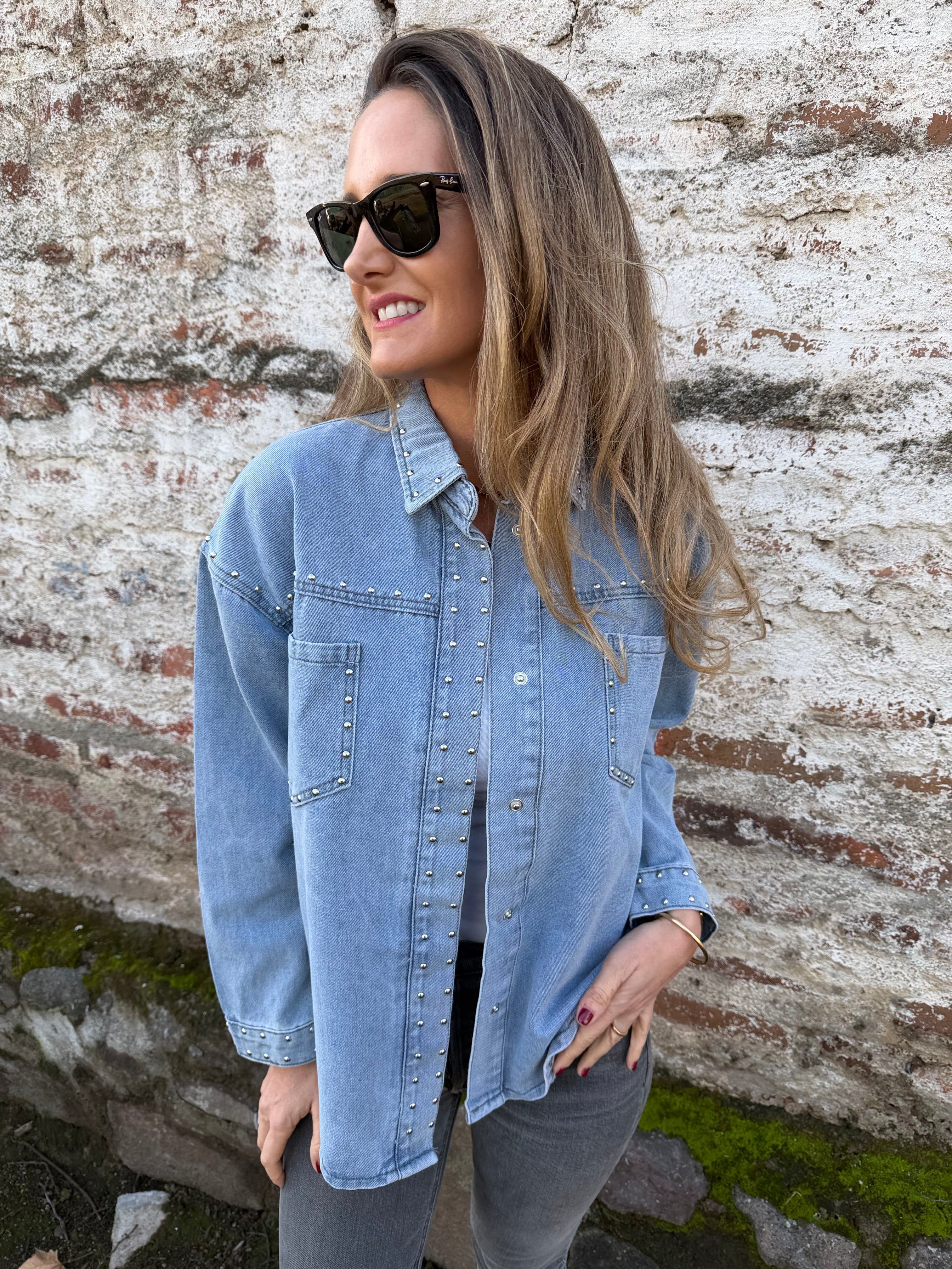 Chaqueta bluejean tachas celeste