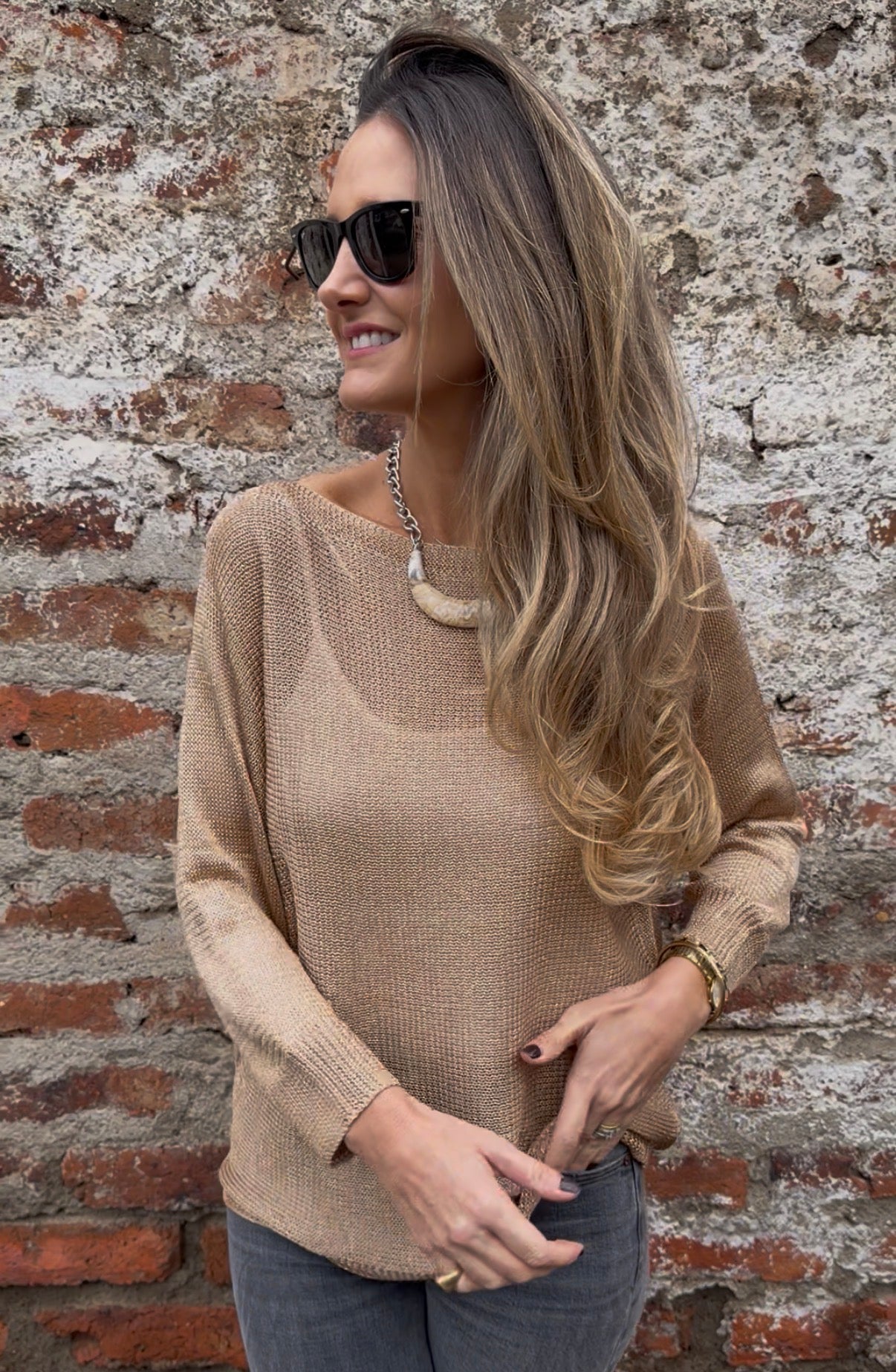 Chaleco hilo detalles dorados camel