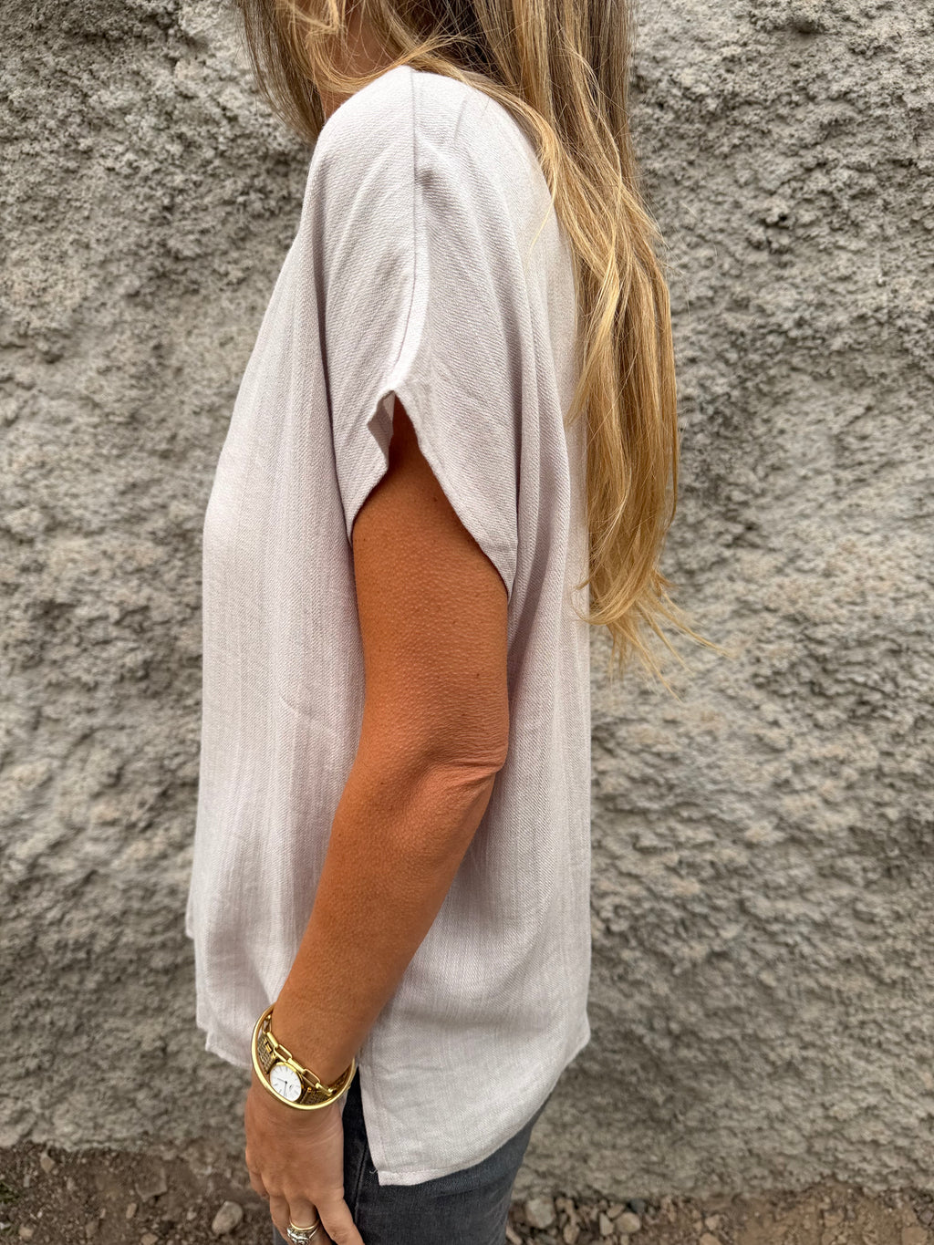 Blusa básica V pinza central gris taupe