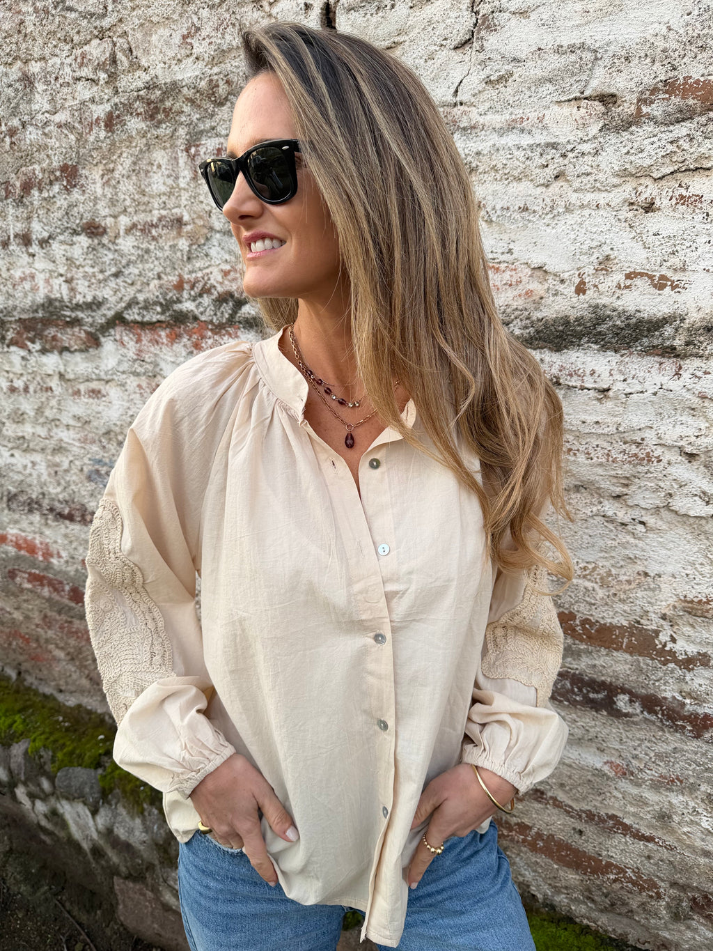 Blusa manga globo bordados beige