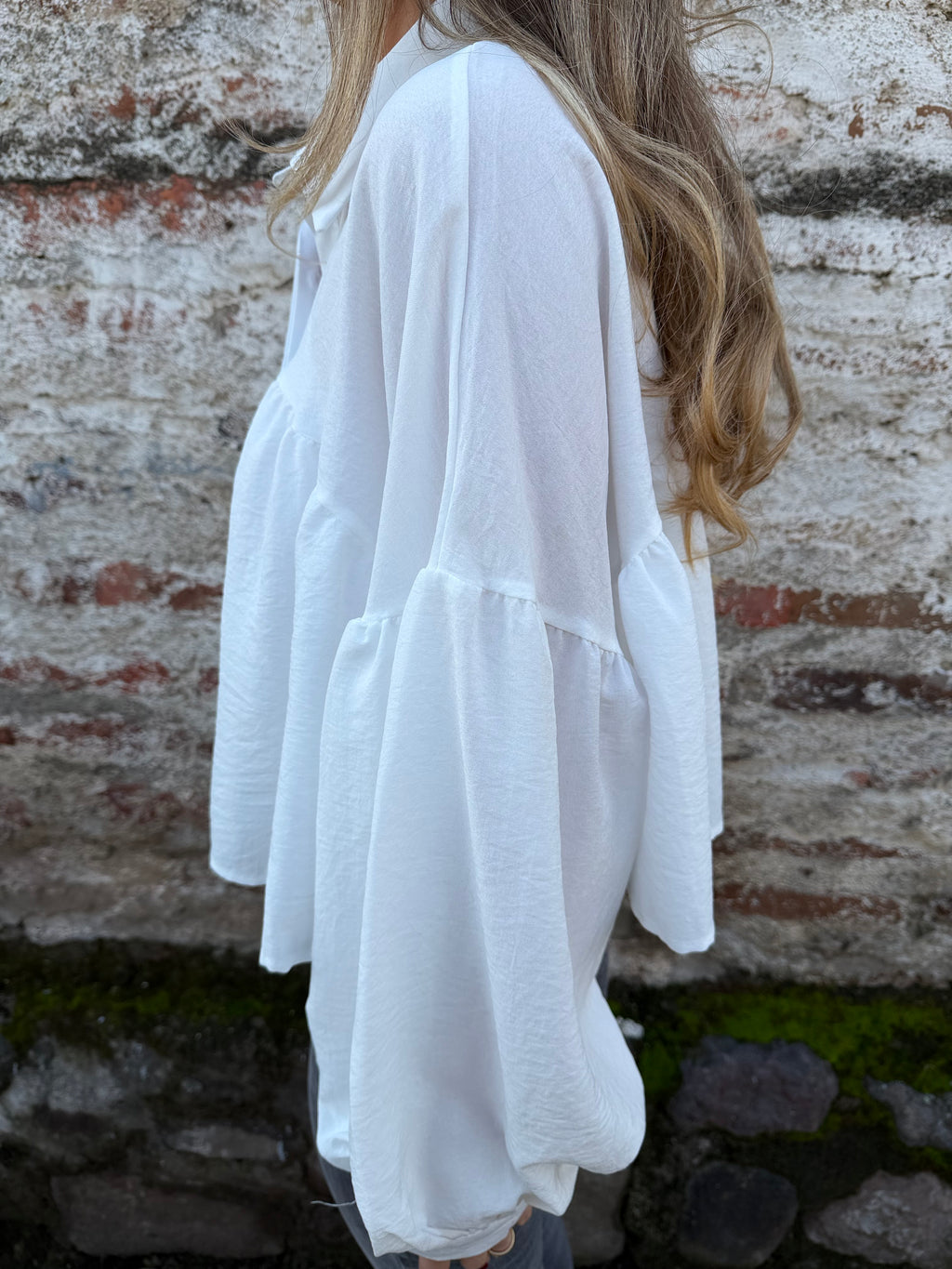 Blusa capas y manga globo blanca
