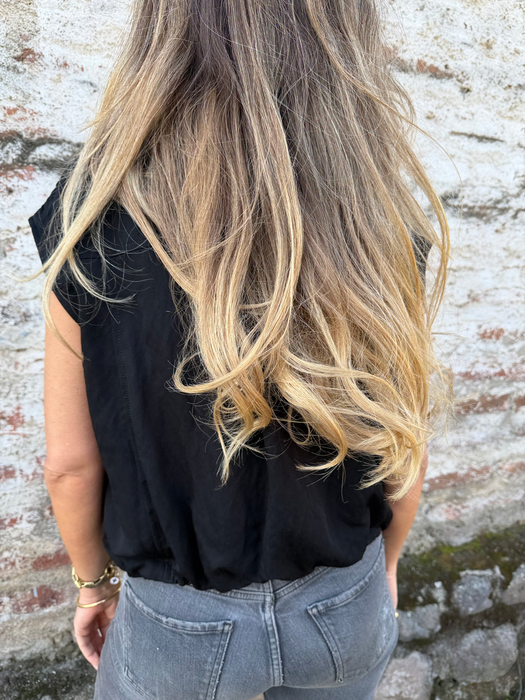 Blusa tipo chaqueta sin manga negro