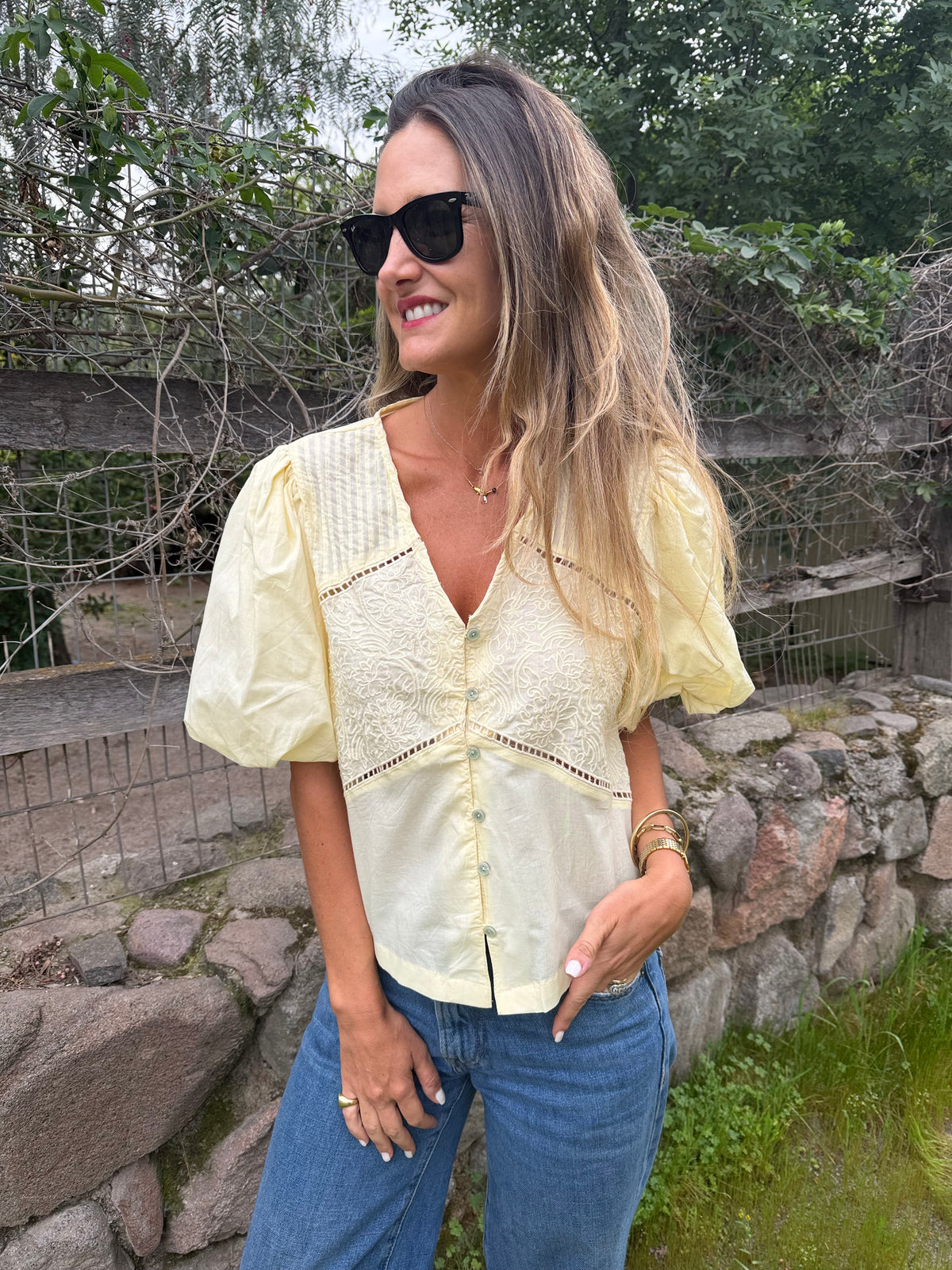 New blusa mangas abullonadas bordados amarilla