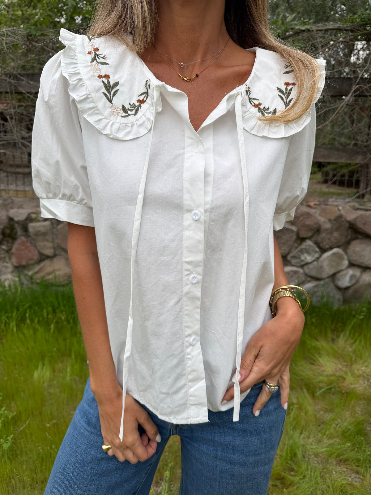 Blusa cuello bobo y flores blanca