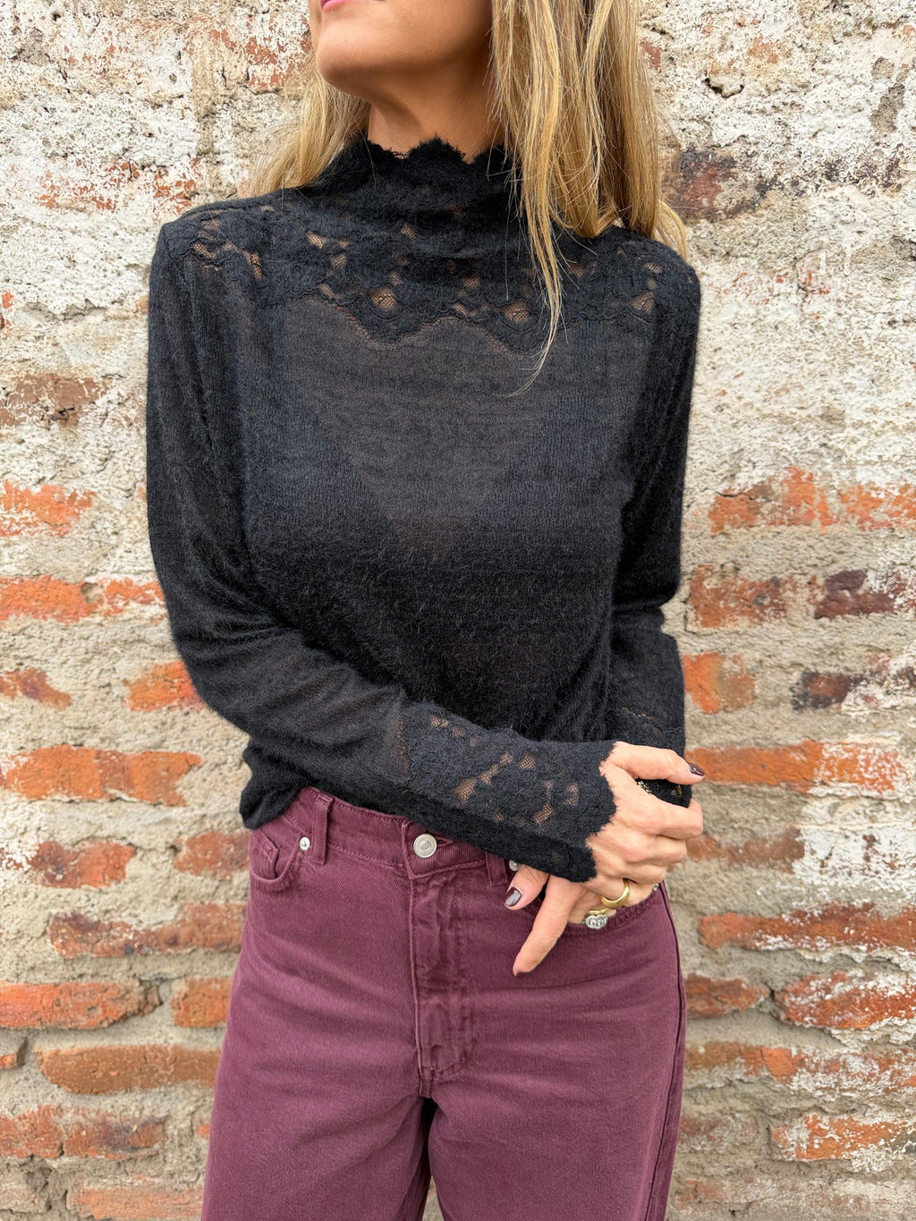 Polera lanilla encaje negra