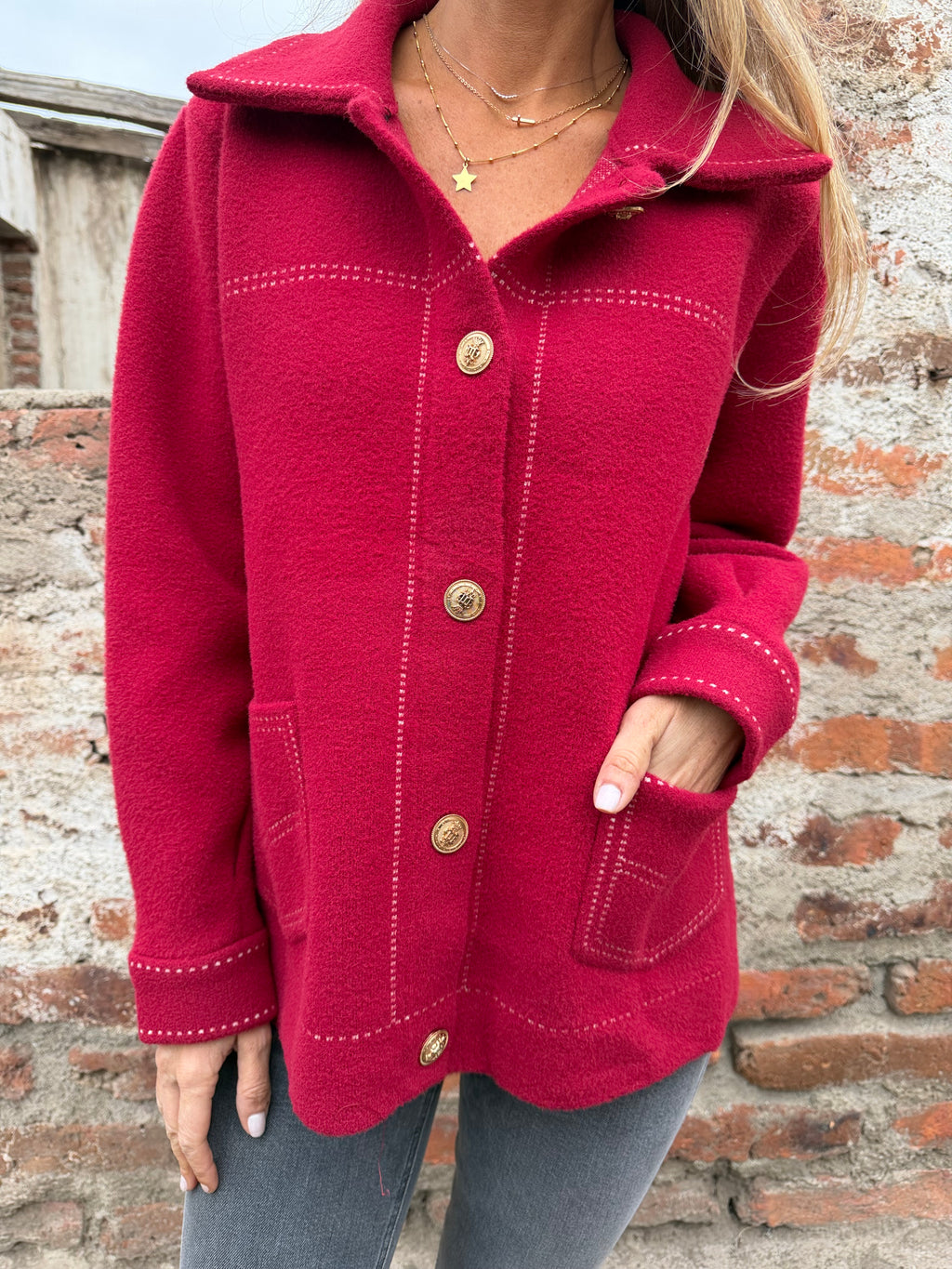 Abrigo tipo chaqueta botón gold rojo guinda