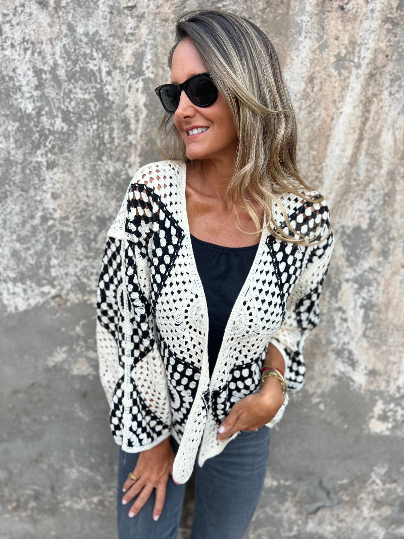 Chaleco negro-blanco macramé