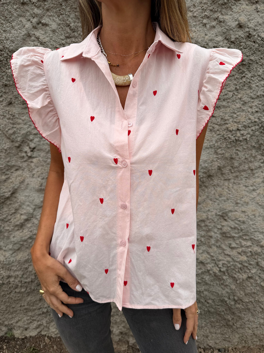 Blusa corazones bordados y vuelitos rosada