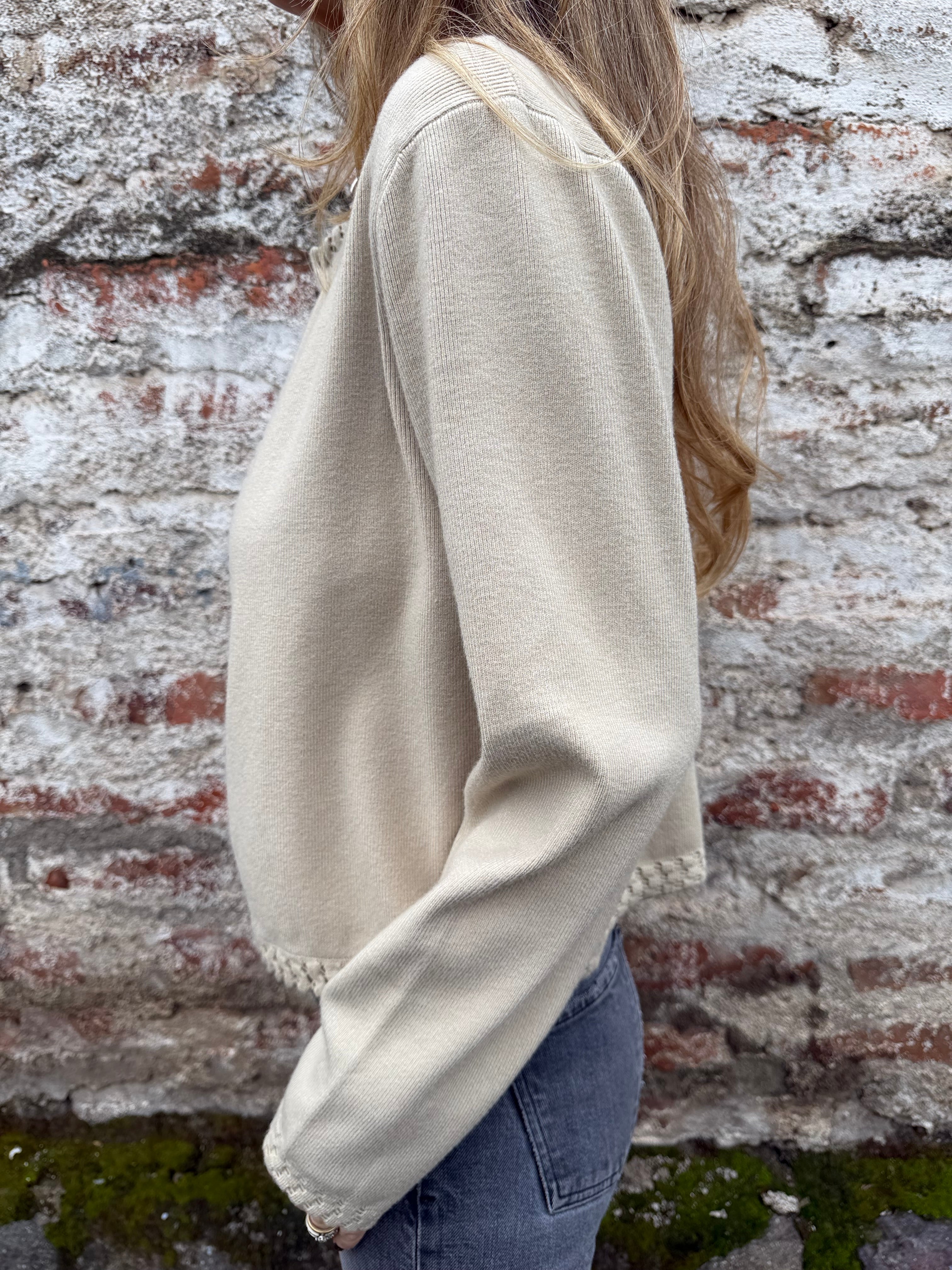 Chaquetita tejida detalles beige