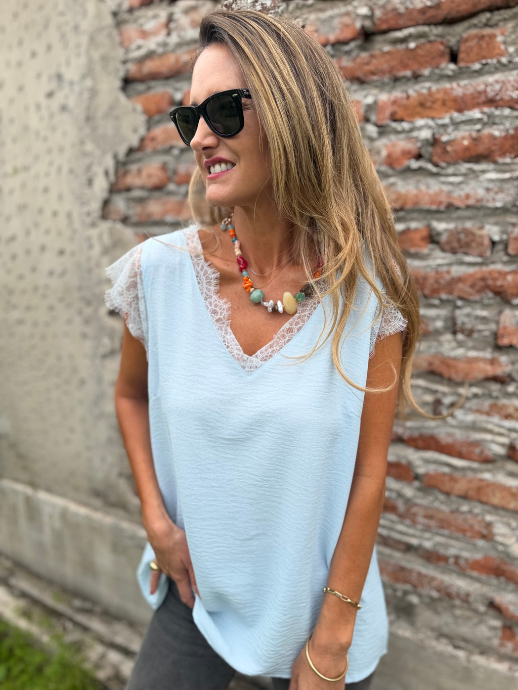 Polera viscosa bordes encaje celeste