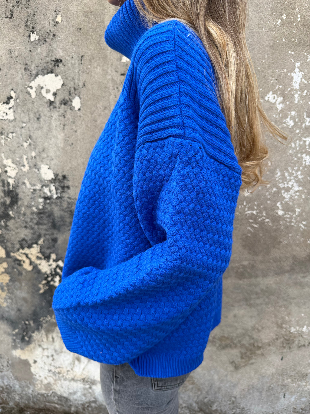 Cuello alto punto arroz azul