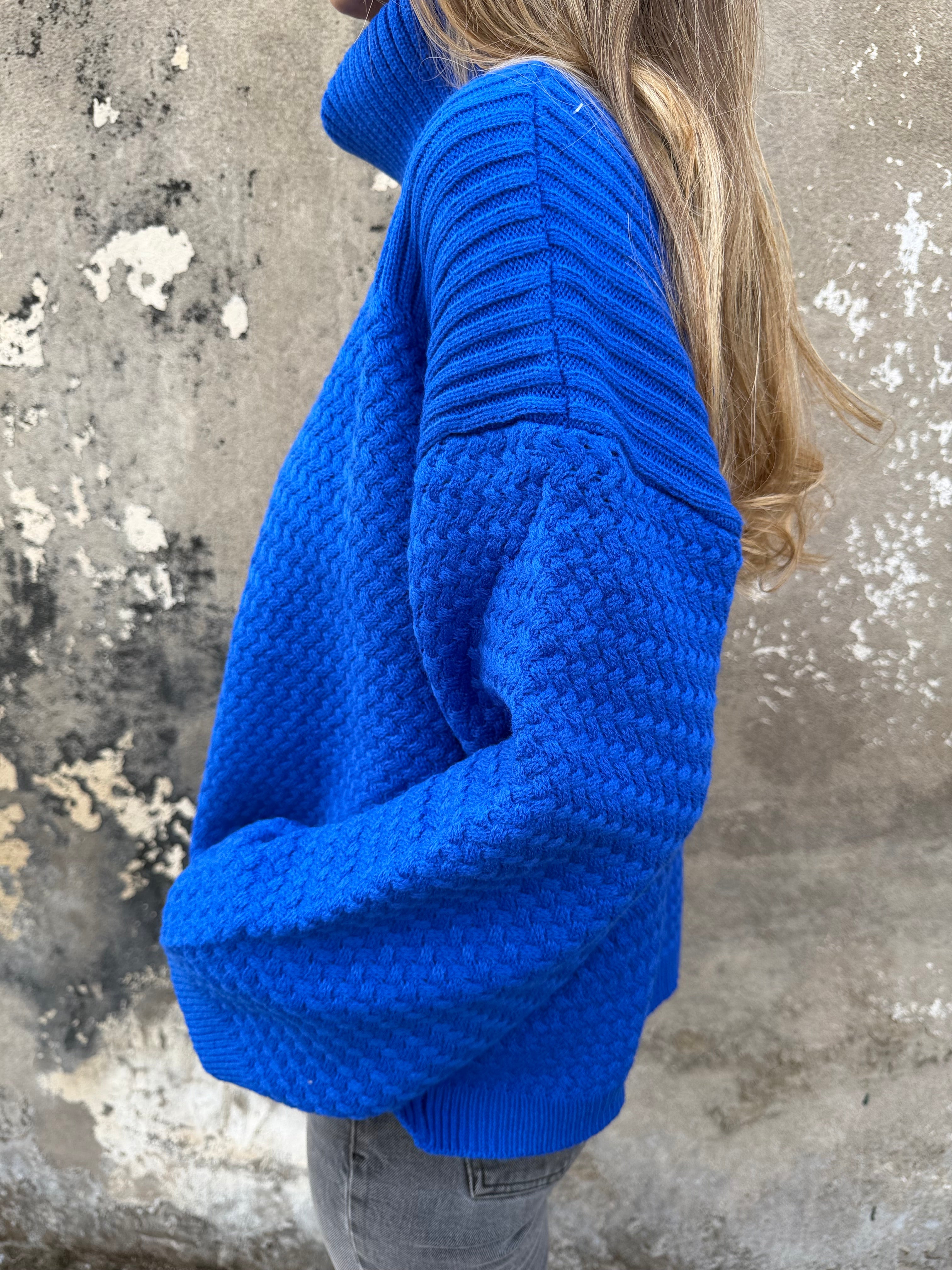 Cuello alto punto arroz azul