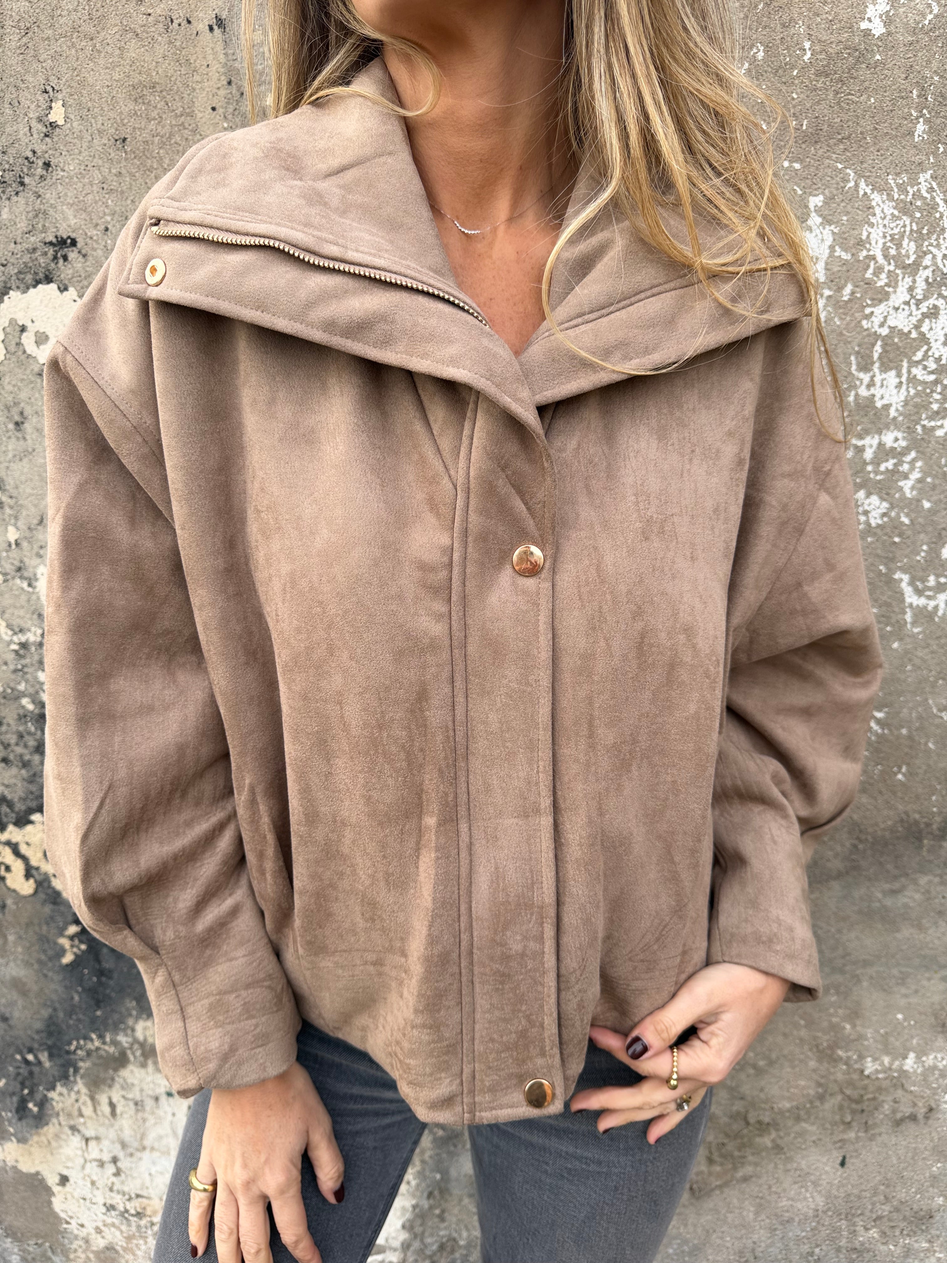 Chaqueta gamuza acolchada camel