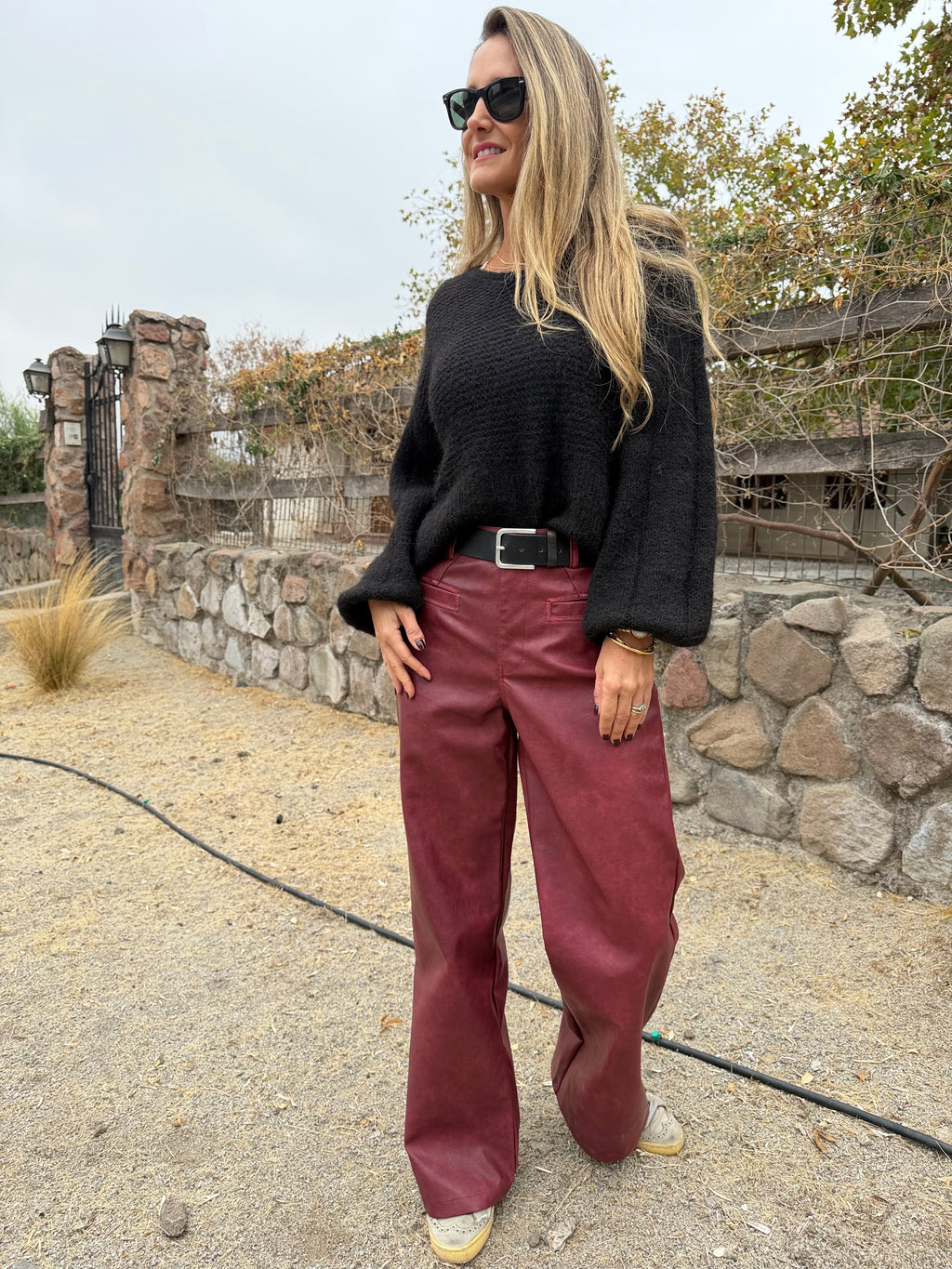 Pantalón ecocuero desgastado premium opaco burdeo
