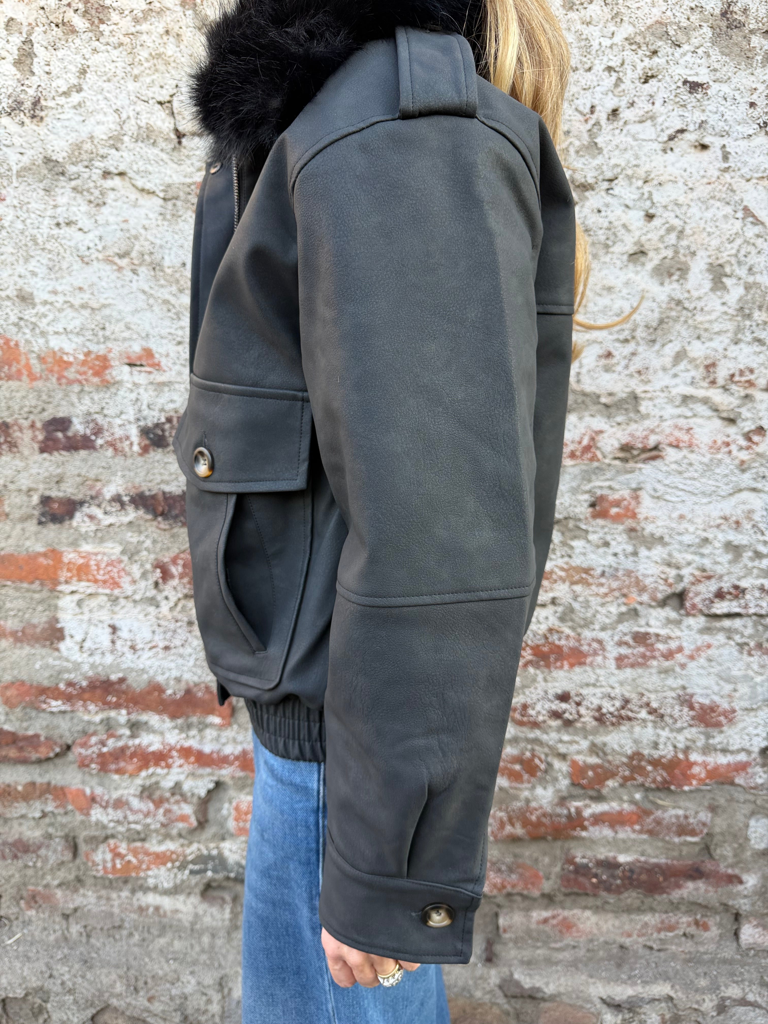 Chaqueta acolchada ecocuero opaco cuello removible piel negra
