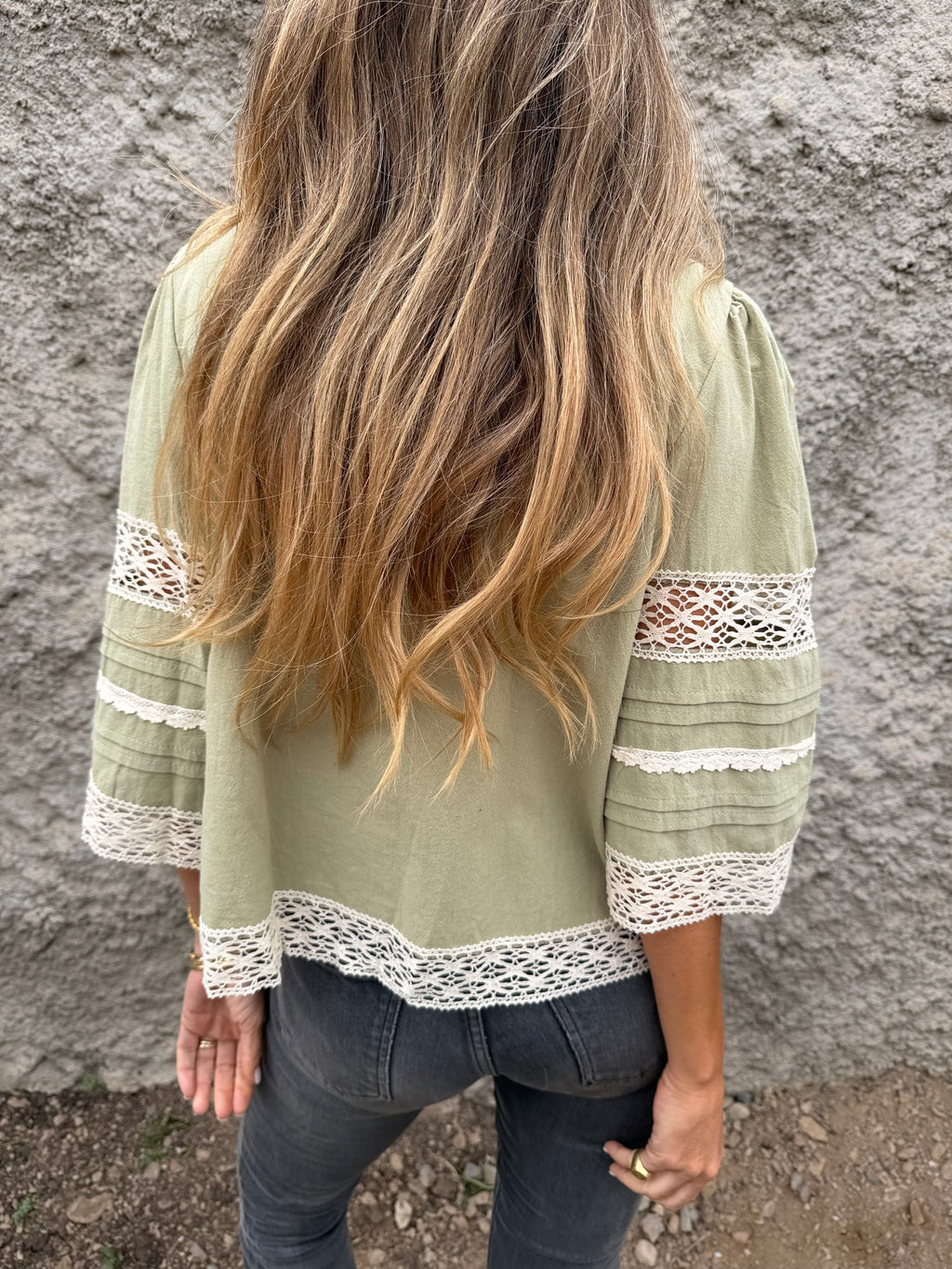Chaqueta preciosa detalles macramé verde claro