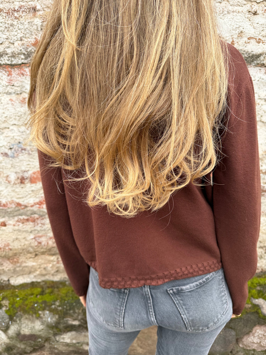 Chaquetita tejida detalles café