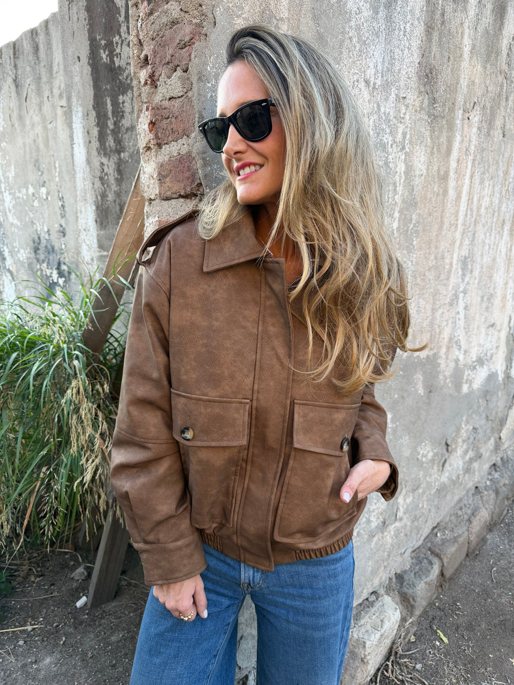 Chaqueta acolchada ecocuero opaco cuello removible piel caramelo