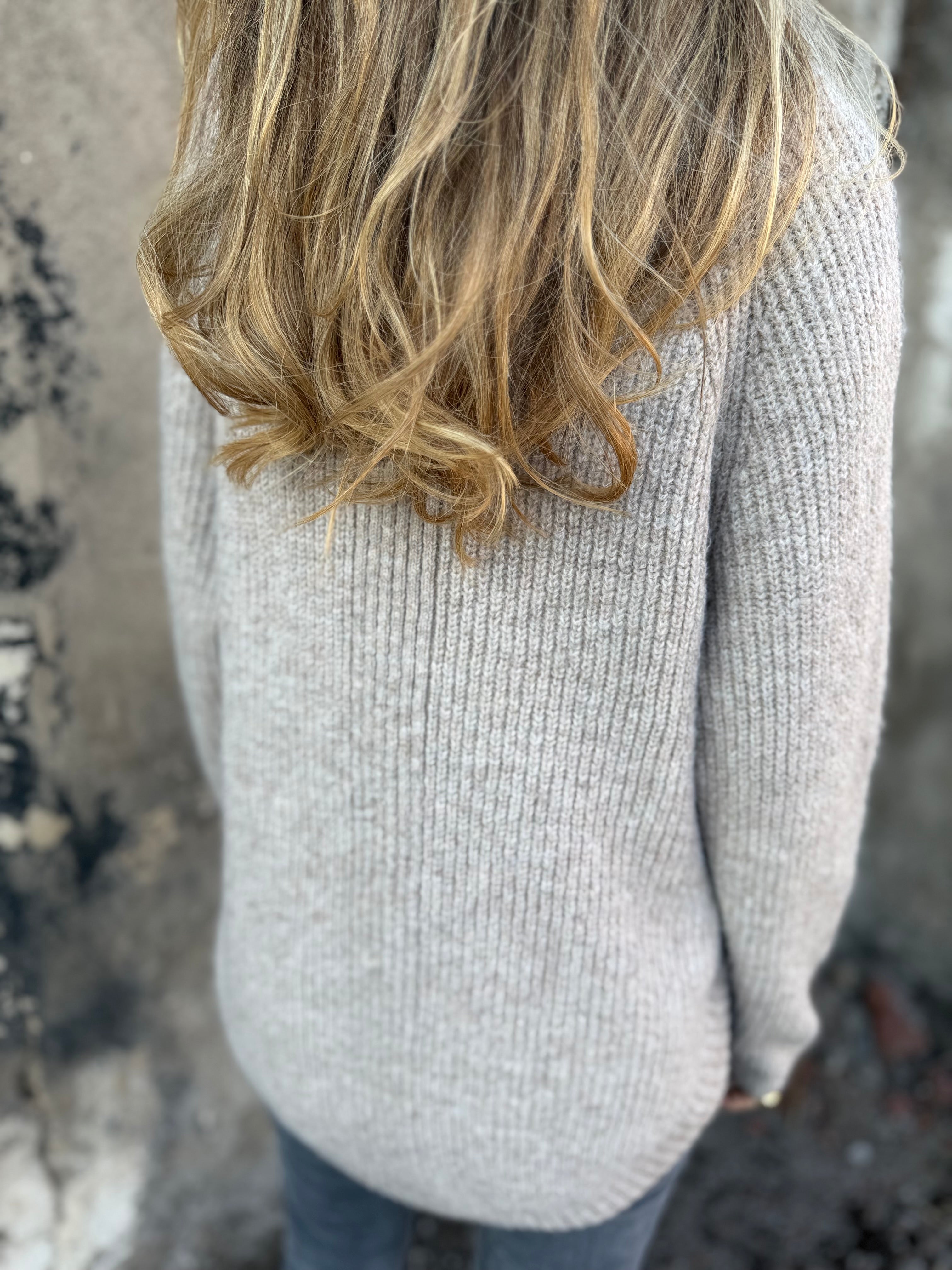 Chaleco cuello tortuga beige oscuro