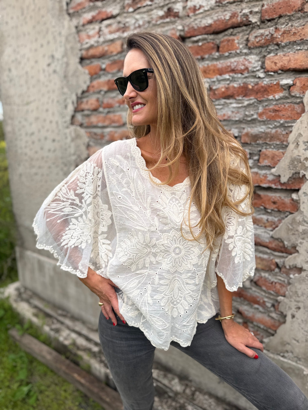 Blusa bordados mangas encaje mantequilla