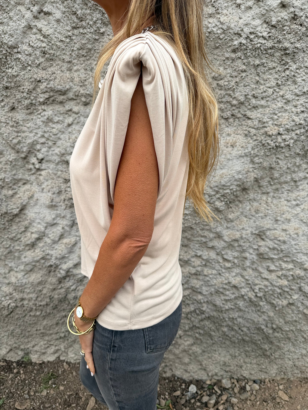 Polera hombreras plisadas beige