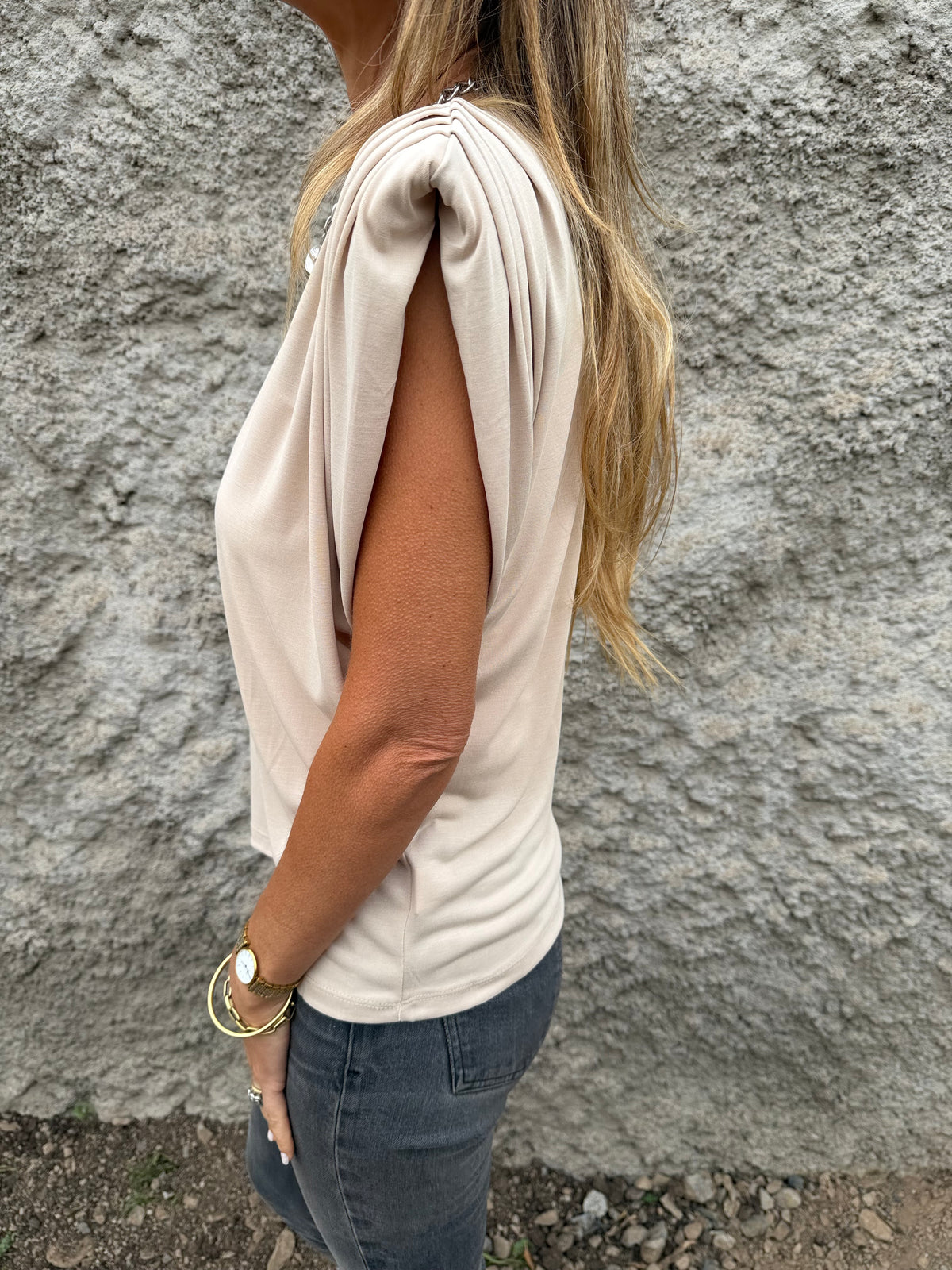 Polera hombreras plisadas beige