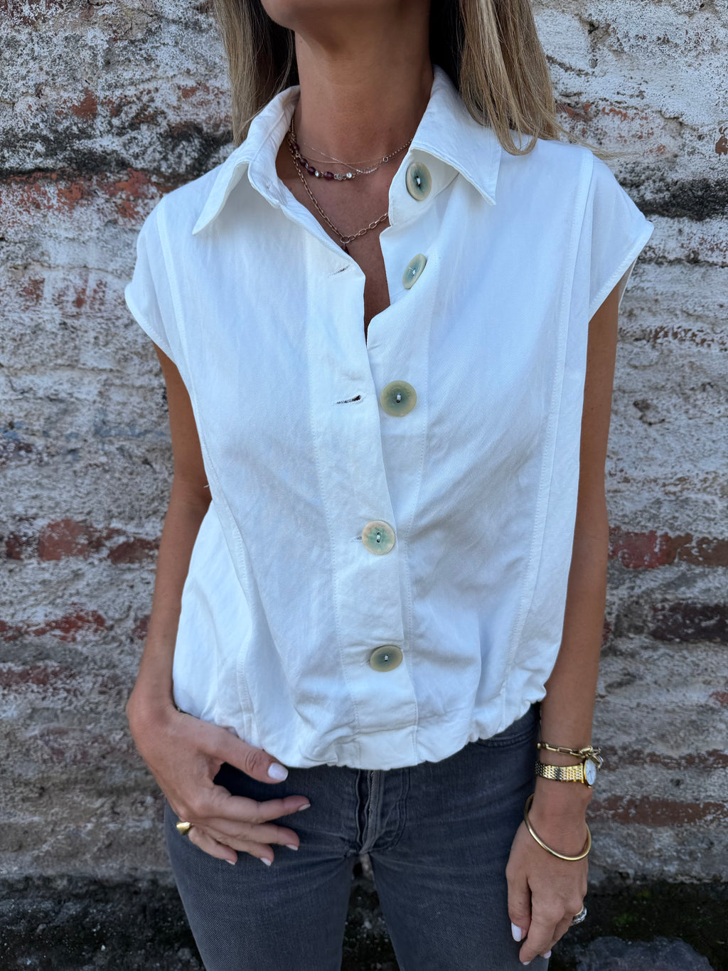 Blusa tipo chaqueta sin manga blanca