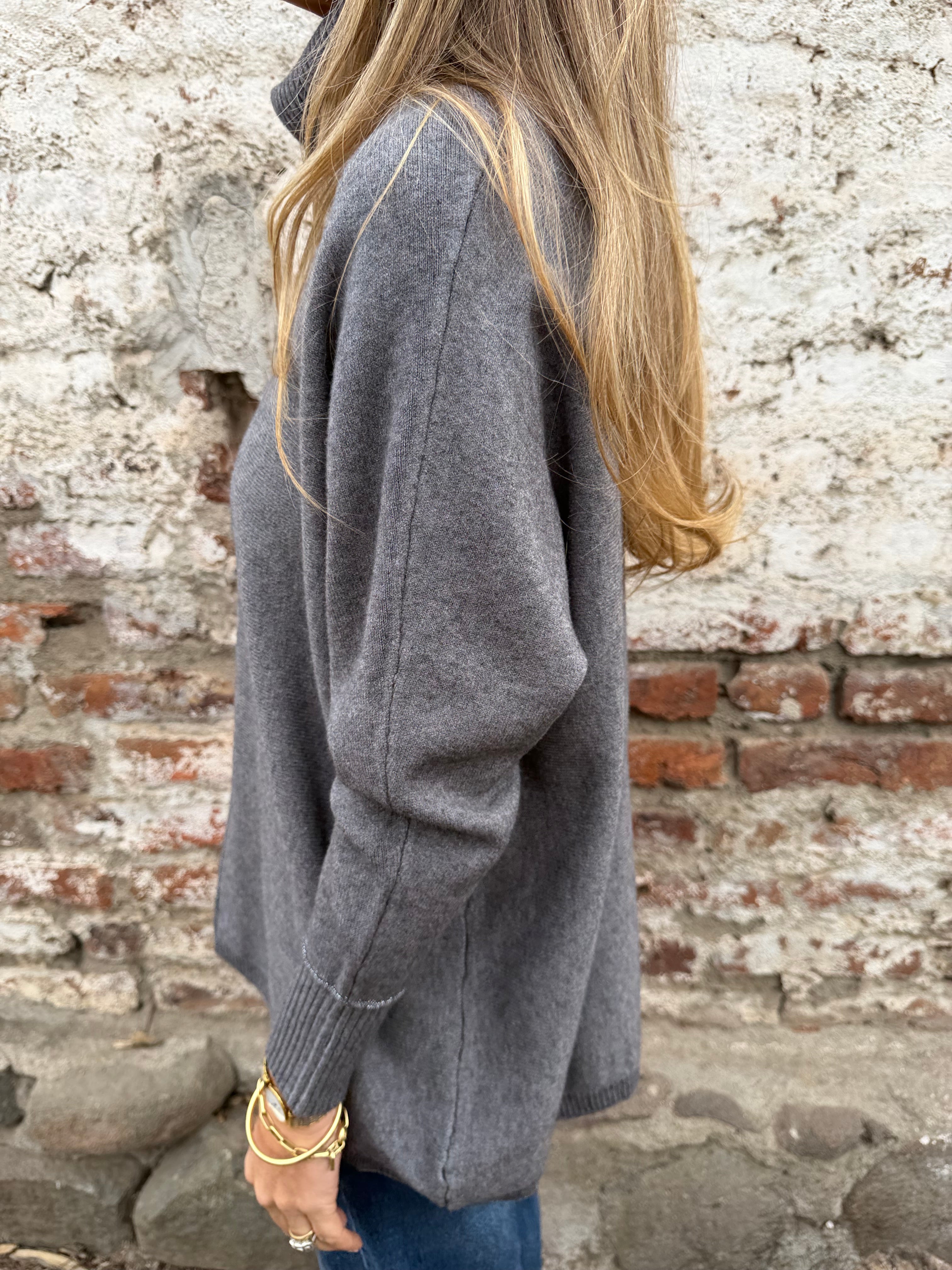 Cuello alto ribetes plateados gris