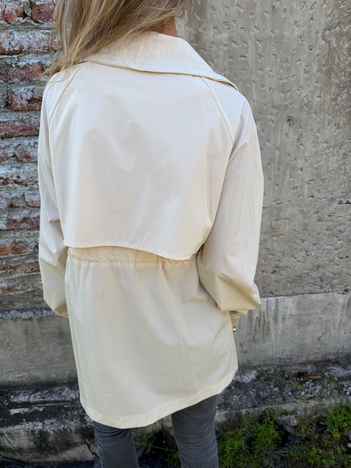 Trench corta viento crudo