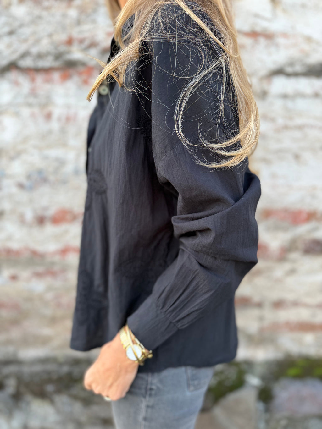 Blusa negra flores broderie