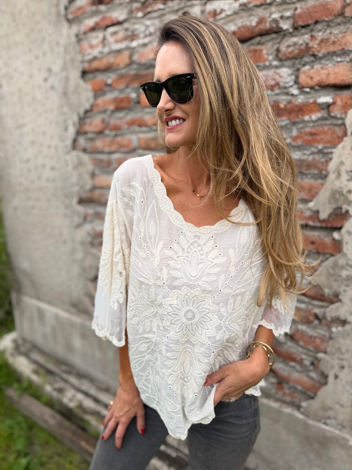 Blusa bordados mangas encaje mantequilla
