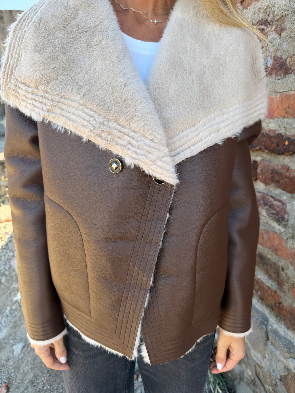 Chaqueta efecto cuero piel café