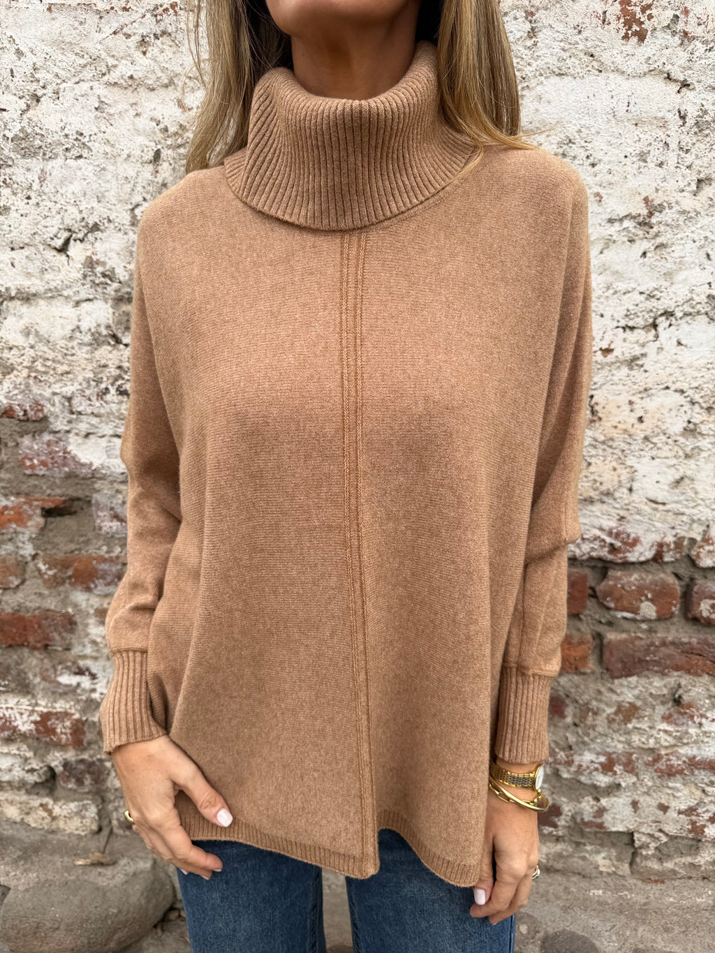 Cuello alto ribetes plateados camel