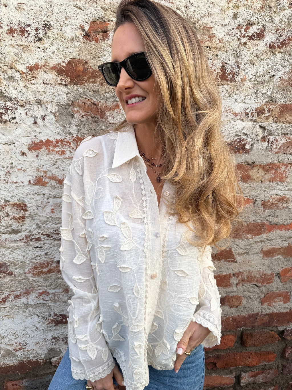 Blusa flores y bordados crudo