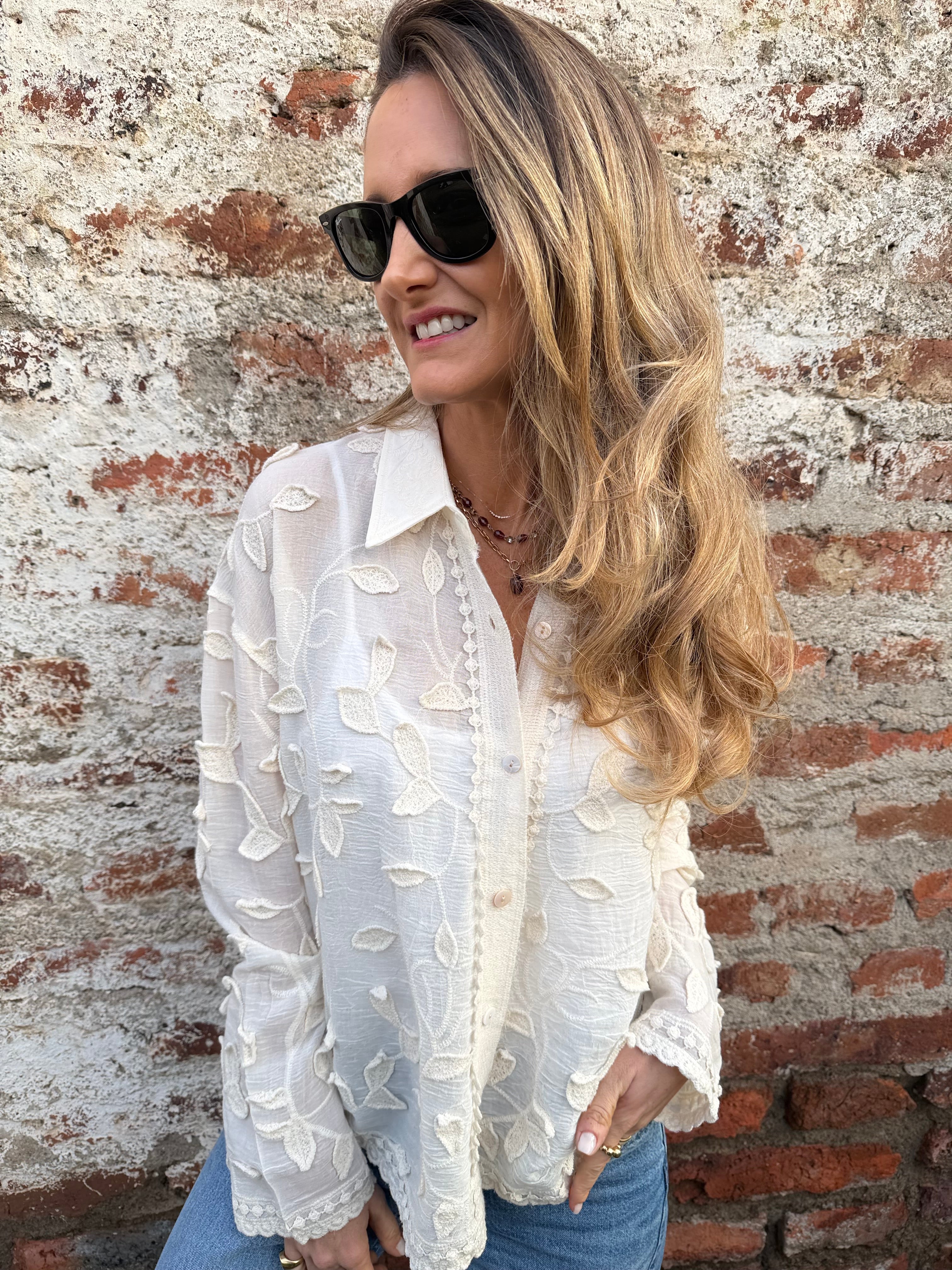 Blusa flores y bordados crudo