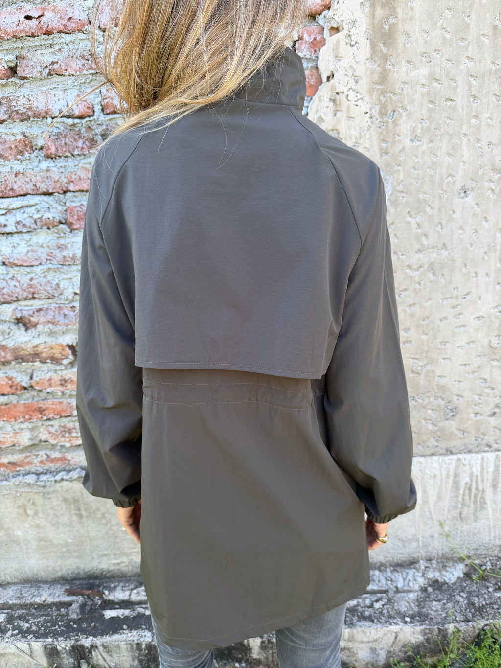 Trench corta viento café moro