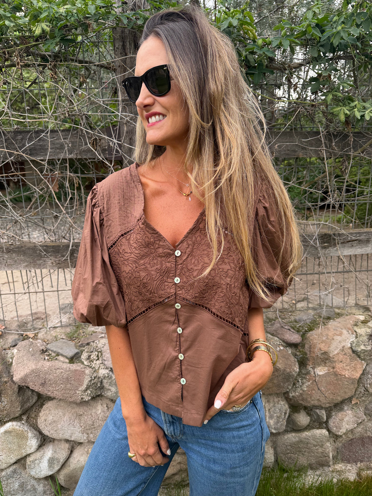New blusa mangas abullonadas  café