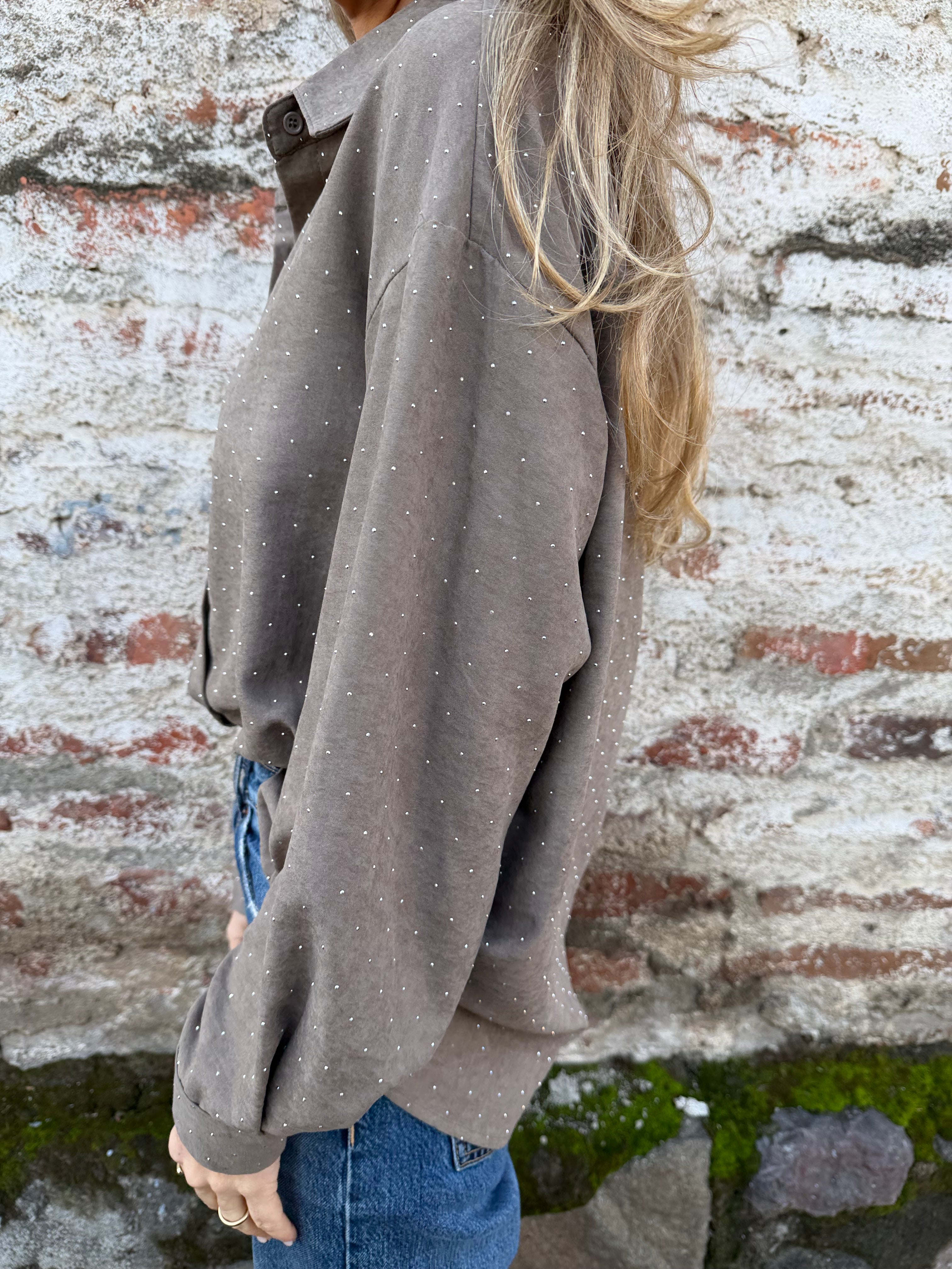Blusa gamuza tachitas taupé