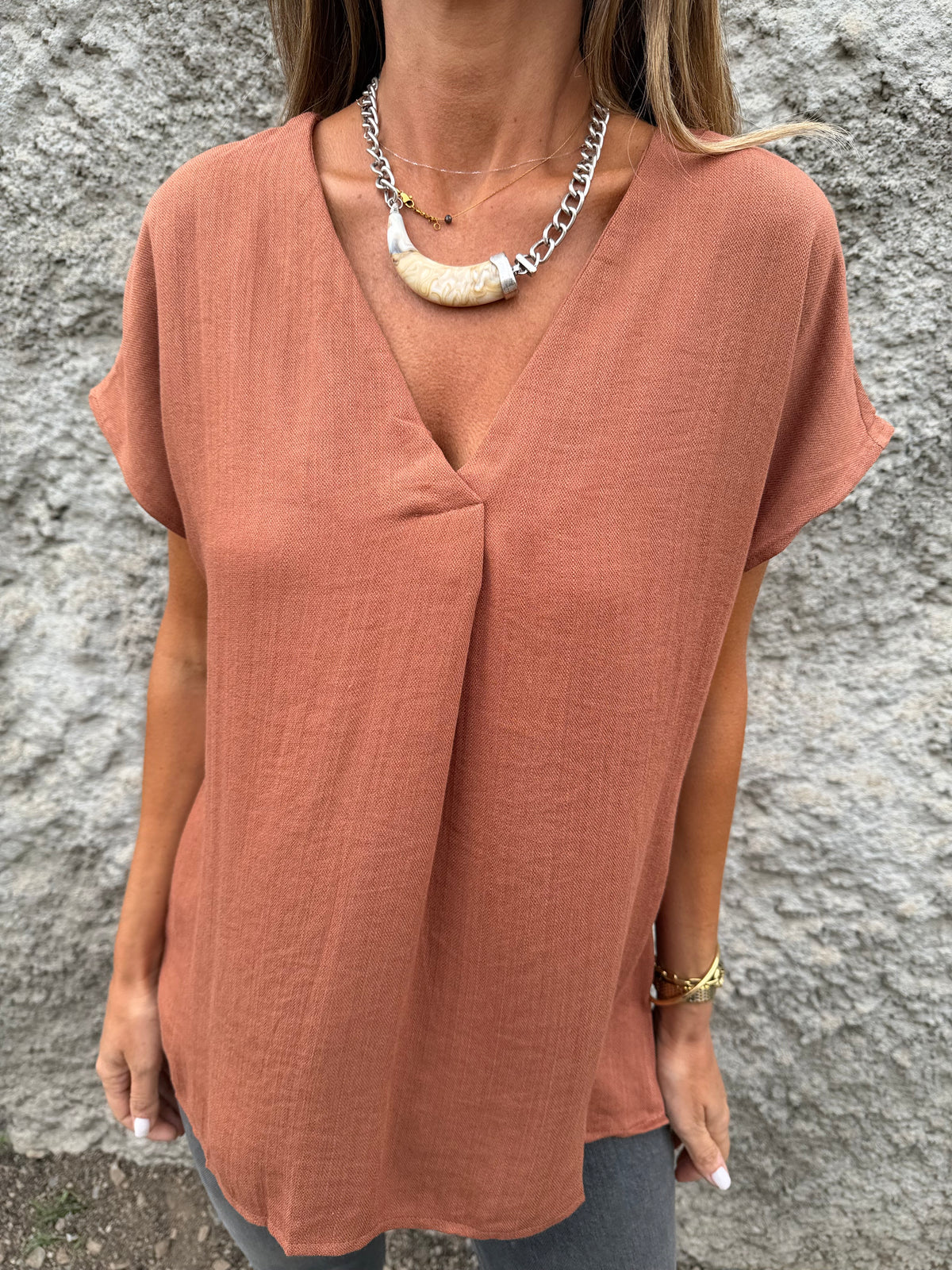 Blusa básica V pinza central terracota