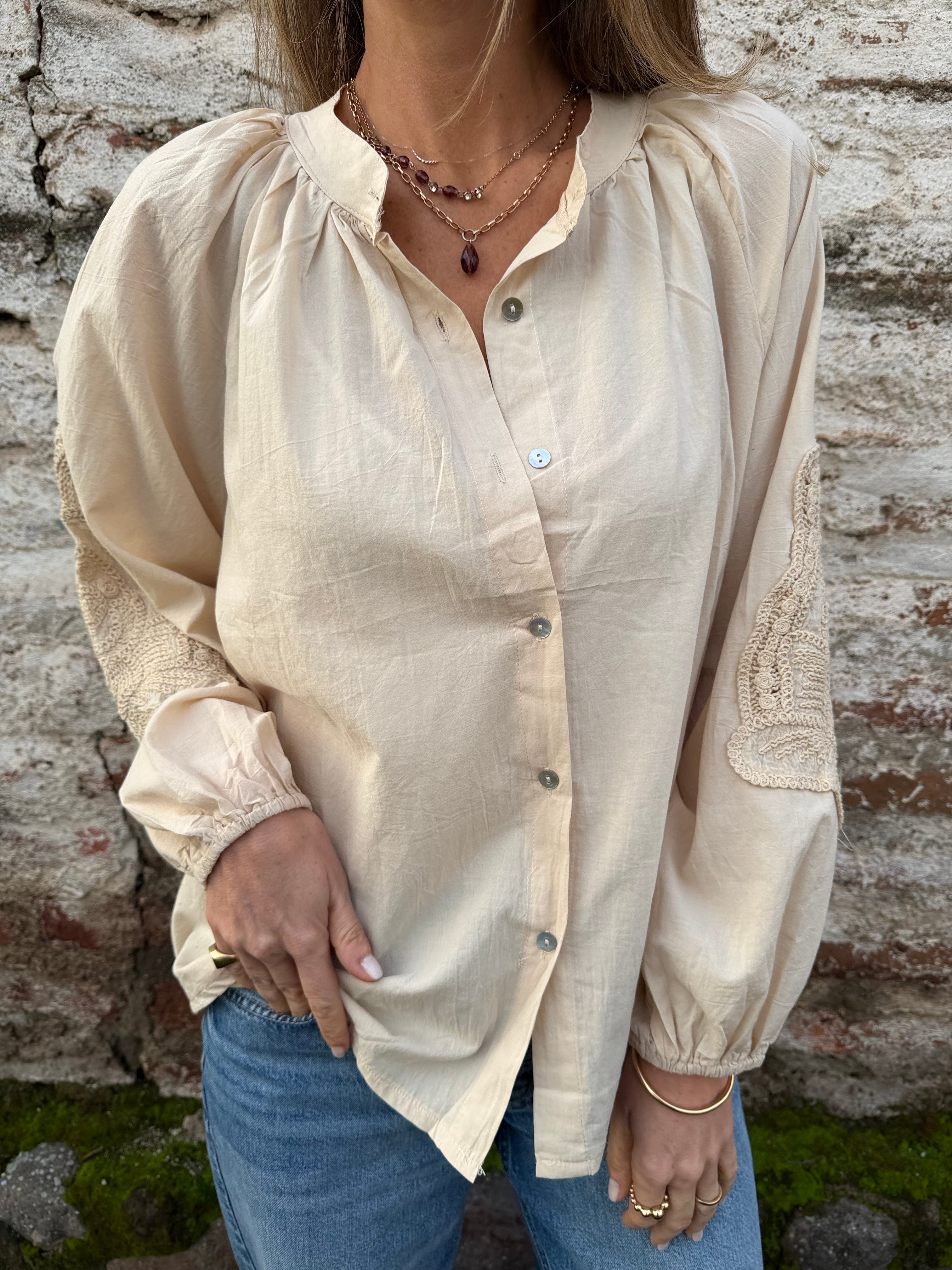 Blusa manga globo bordados beige