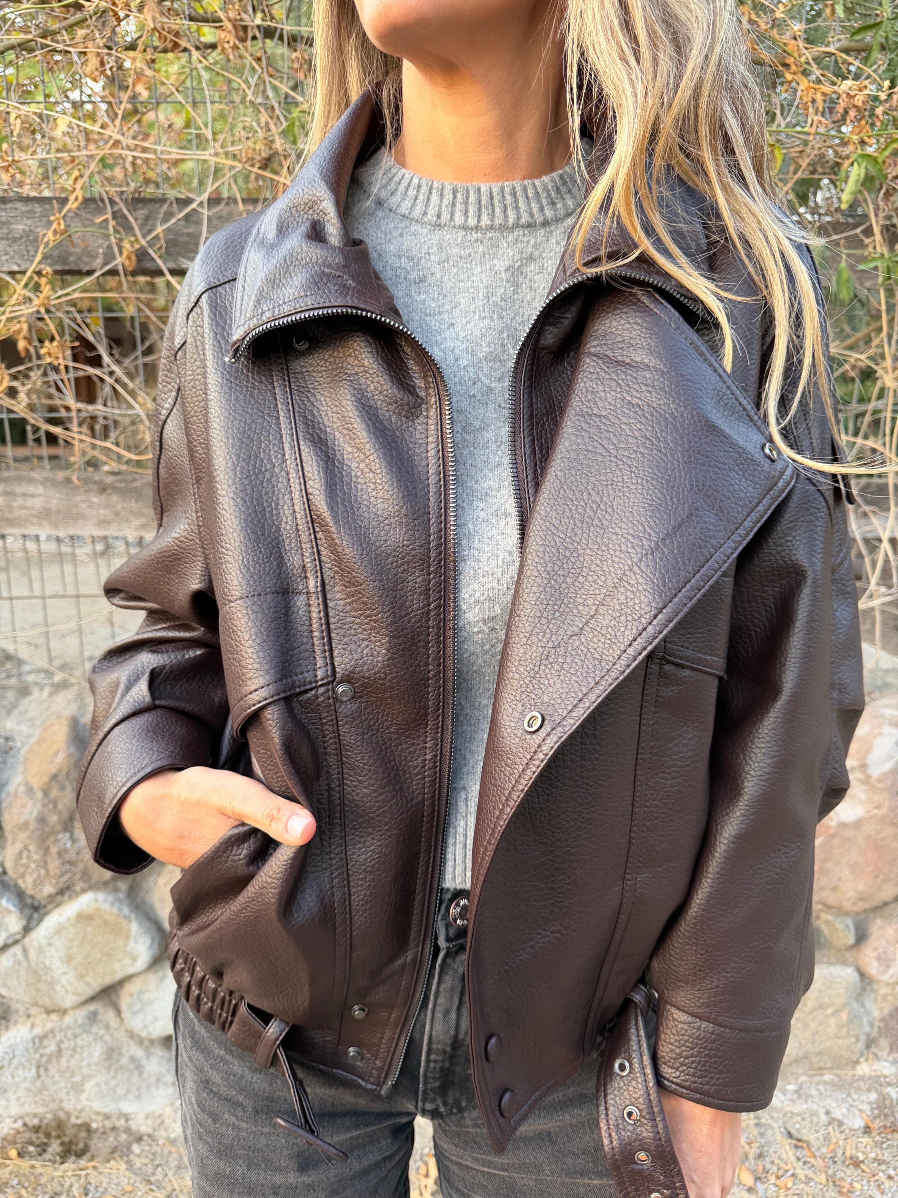 Bomber efecto cuero top chocolate