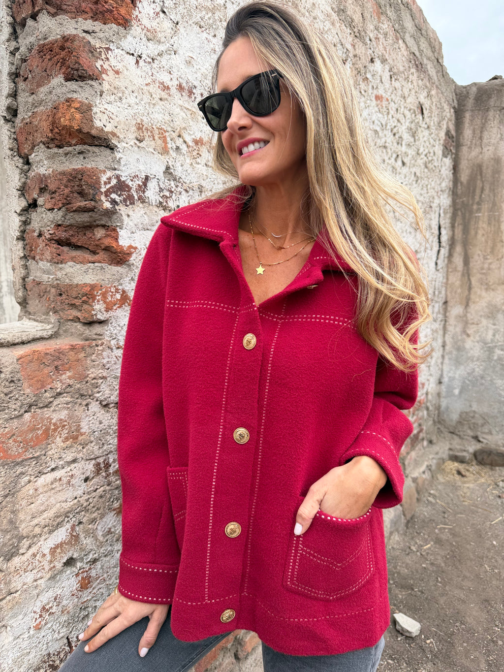 Abrigo tipo chaqueta botón gold rojo guinda