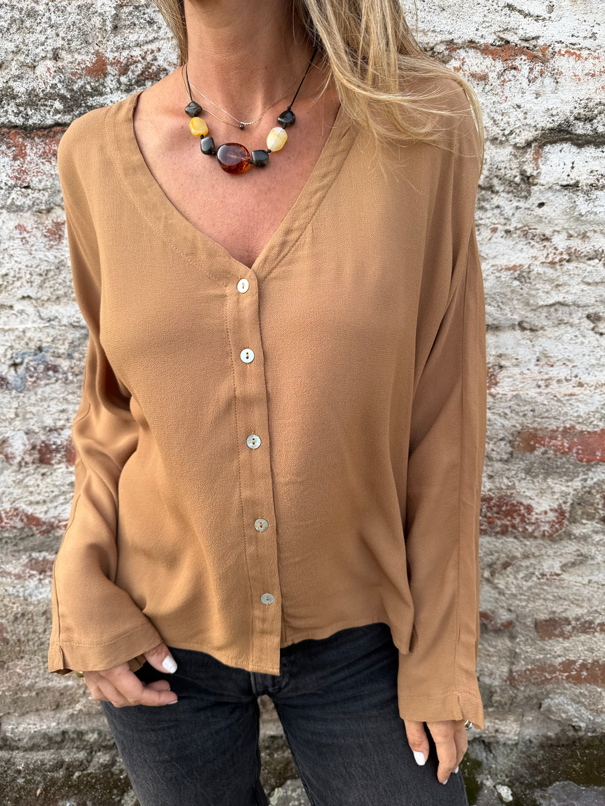Blusa abotonada camel