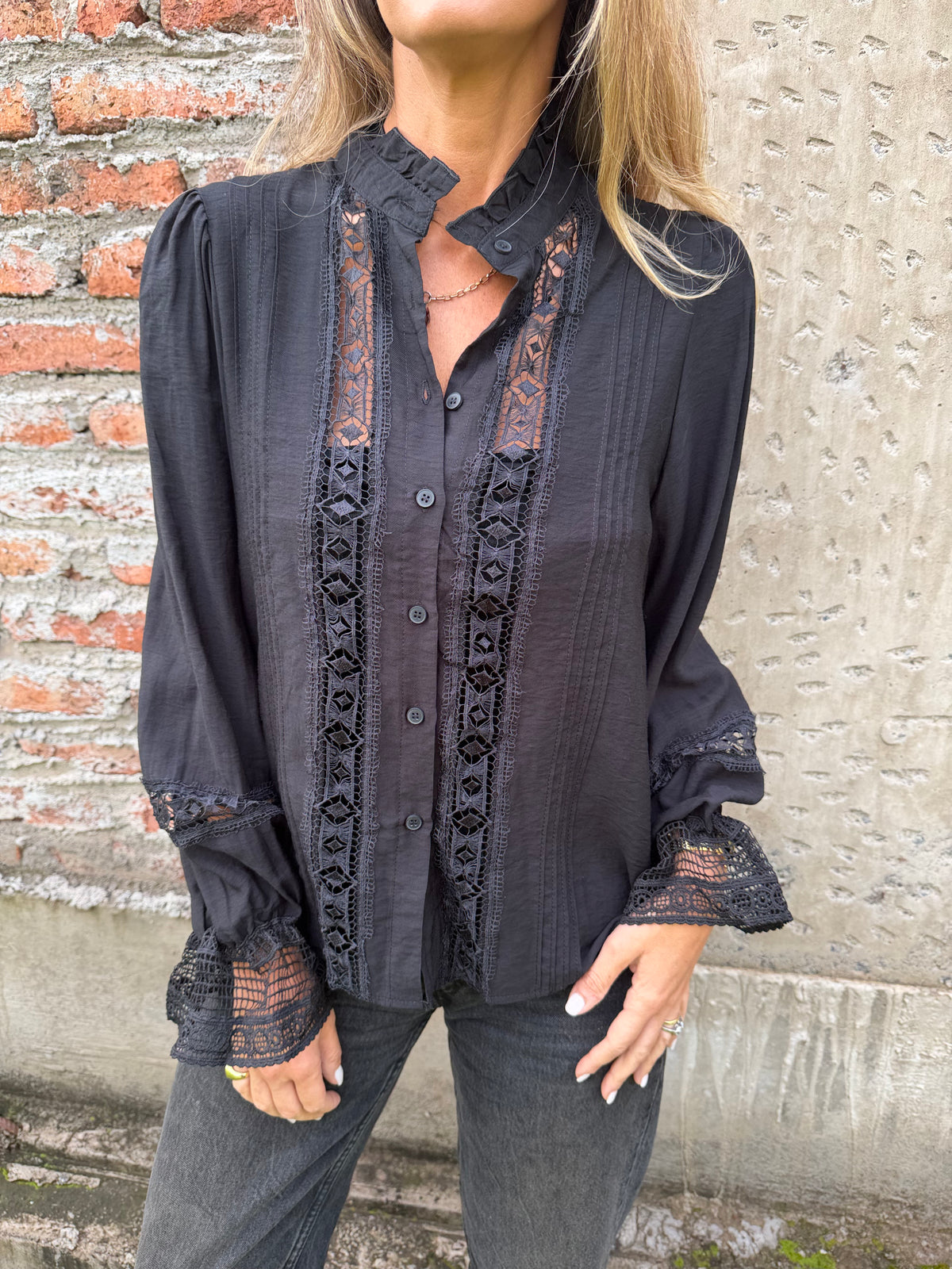 Blusa macramé central negra