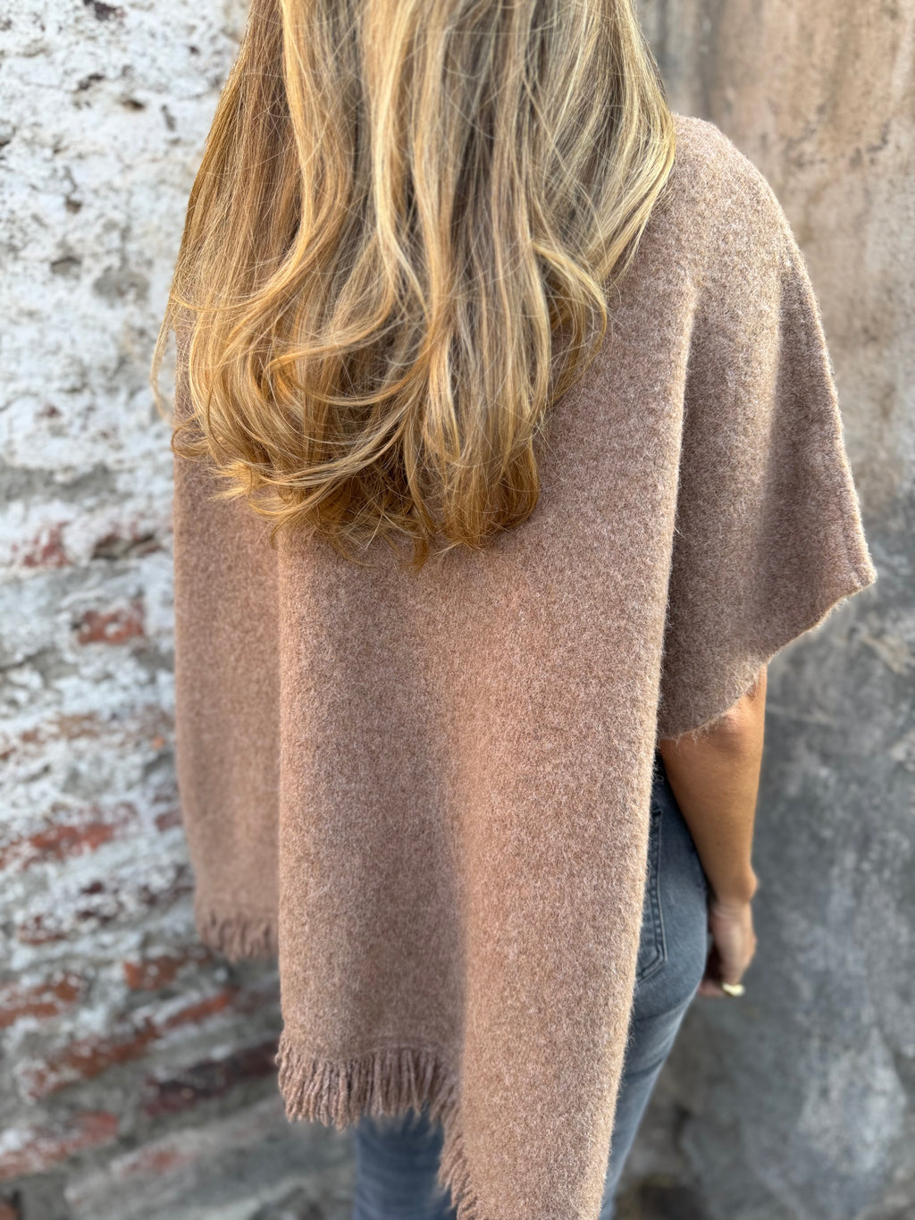 Ponchito cuello alto desflecado camel